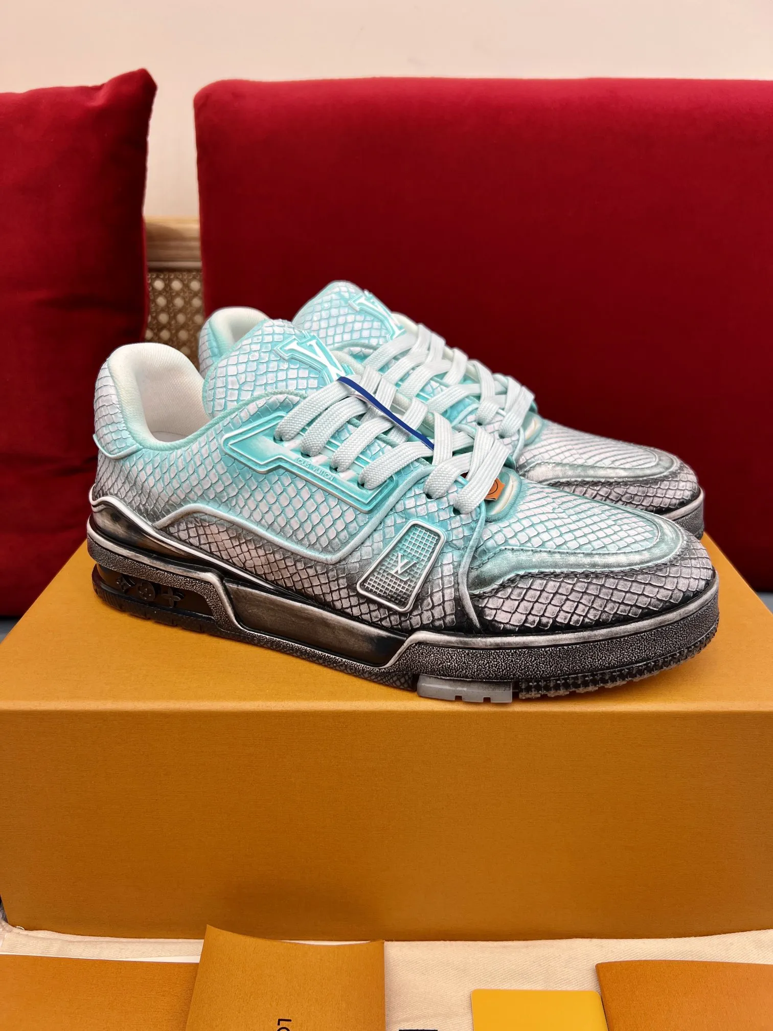 Louis Vuitton Trainer L2024 Blue Chameleon –  Replica Shoes & Louis Vuitton Fake Packable 320