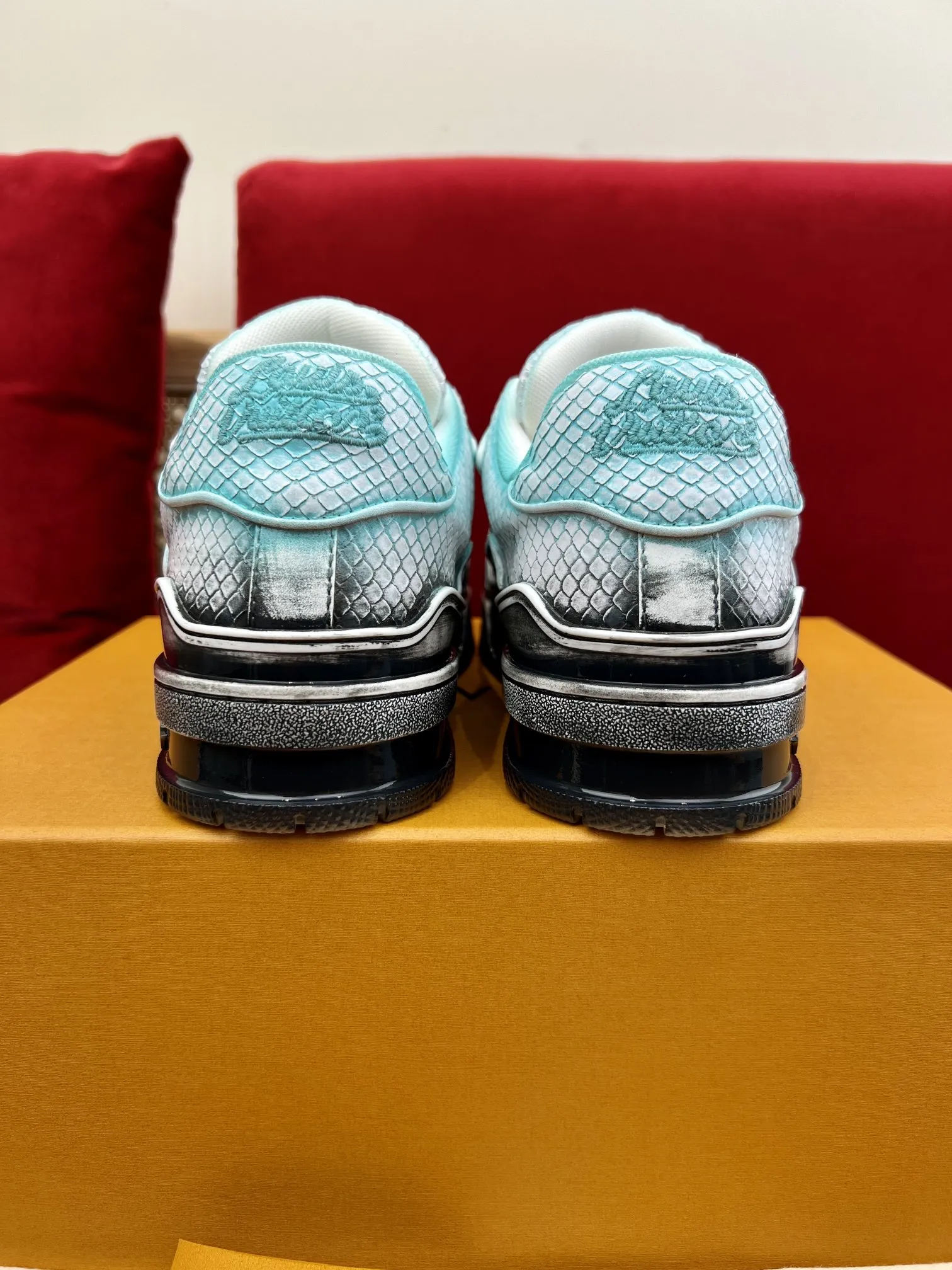 Louis Vuitton Trainer L2024 Blue Chameleon –  Replica Shoes & Louis Vuitton Fake Packable 320