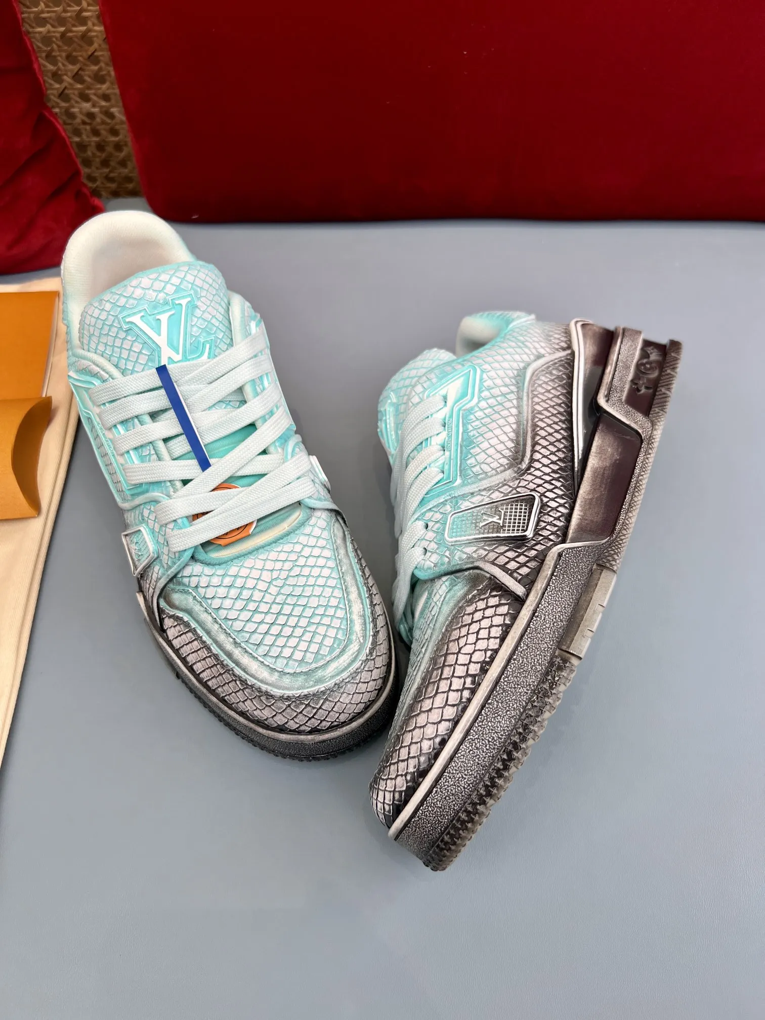 Louis Vuitton Trainer L2024 Blue Chameleon –  Replica Shoes & Louis Vuitton Fake Packable 320