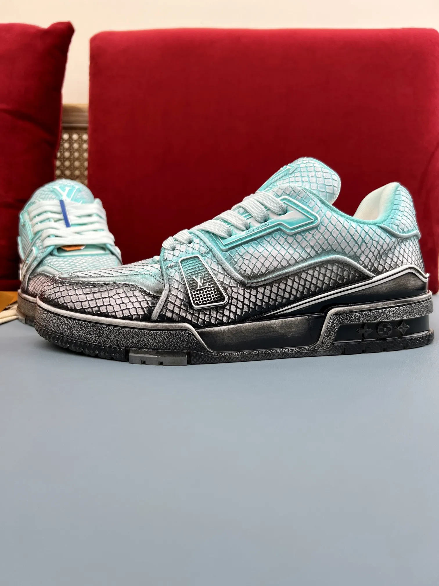 Louis Vuitton Trainer L2024 Blue Chameleon –  Replica Shoes & Louis Vuitton Fake Packable 320