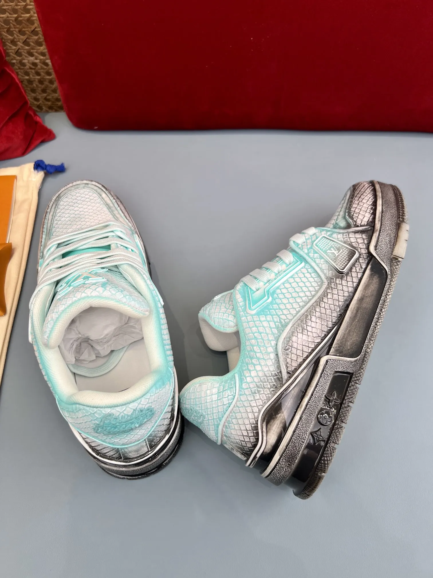 Louis Vuitton Trainer L2024 Blue Chameleon –  Replica Shoes & Louis Vuitton Fake Packable 320
