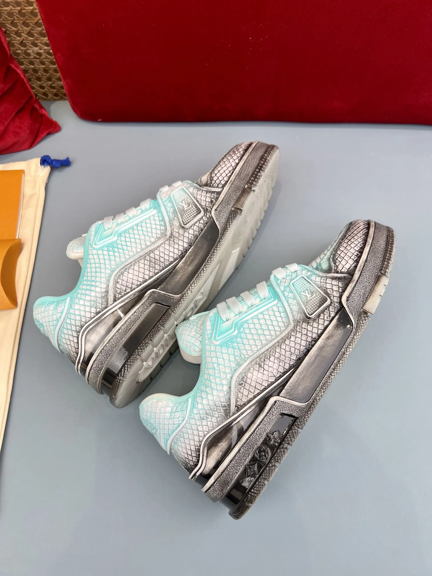 Louis Vuitton Trainer L2024 Blue Chameleon –  Replica Shoes & Louis Vuitton Fake Packable 320