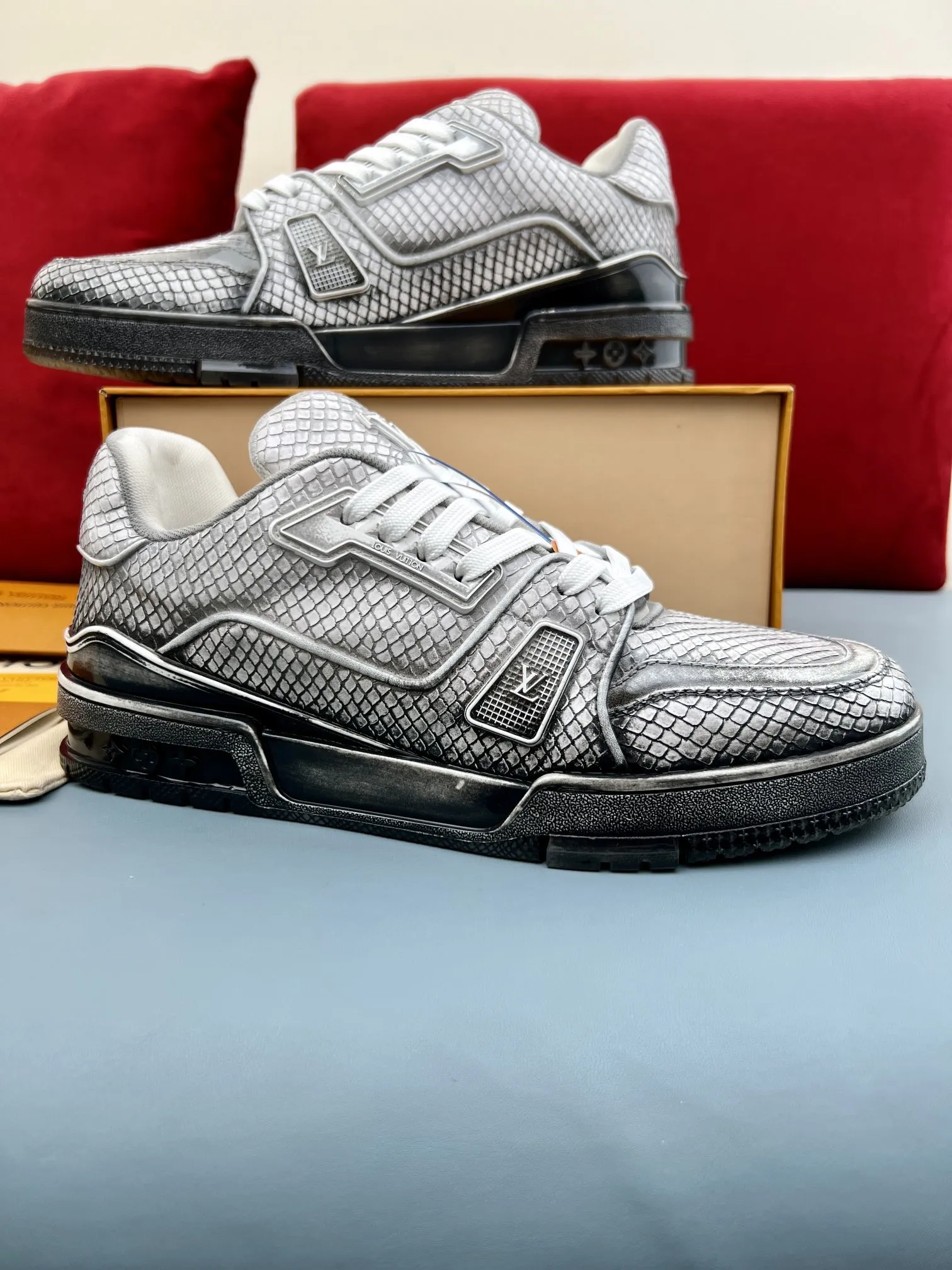 Seasonal Louis Vuitton Trainer L2024 Silver Sneakers – Replica Shoes & Louis Vuitton Replica 322