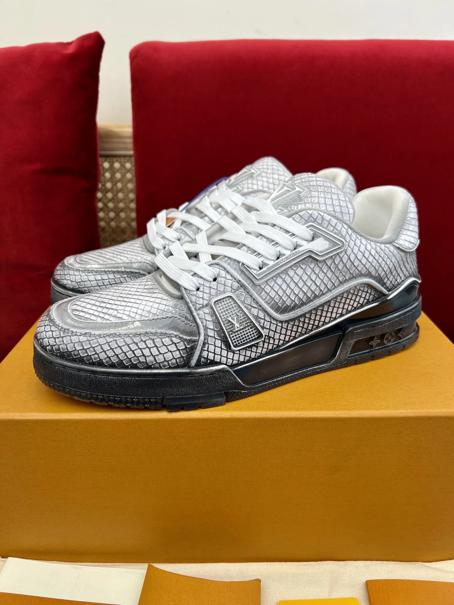 Seasonal Louis Vuitton Trainer L2024 Silver Sneakers – Replica Shoes & Louis Vuitton Replica 322