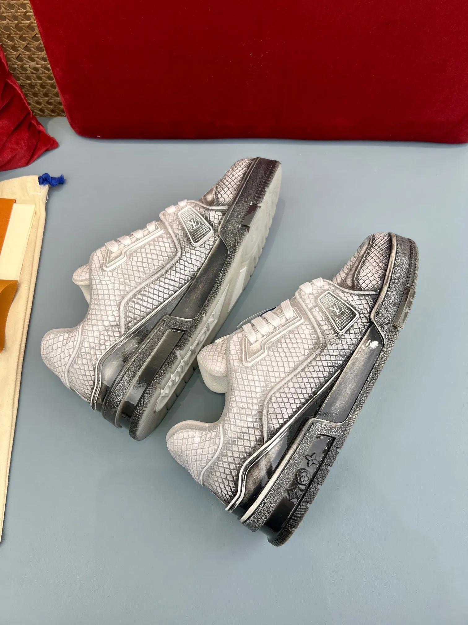 Seasonal Louis Vuitton Trainer L2024 Silver Sneakers – Replica Shoes & Louis Vuitton Replica 322