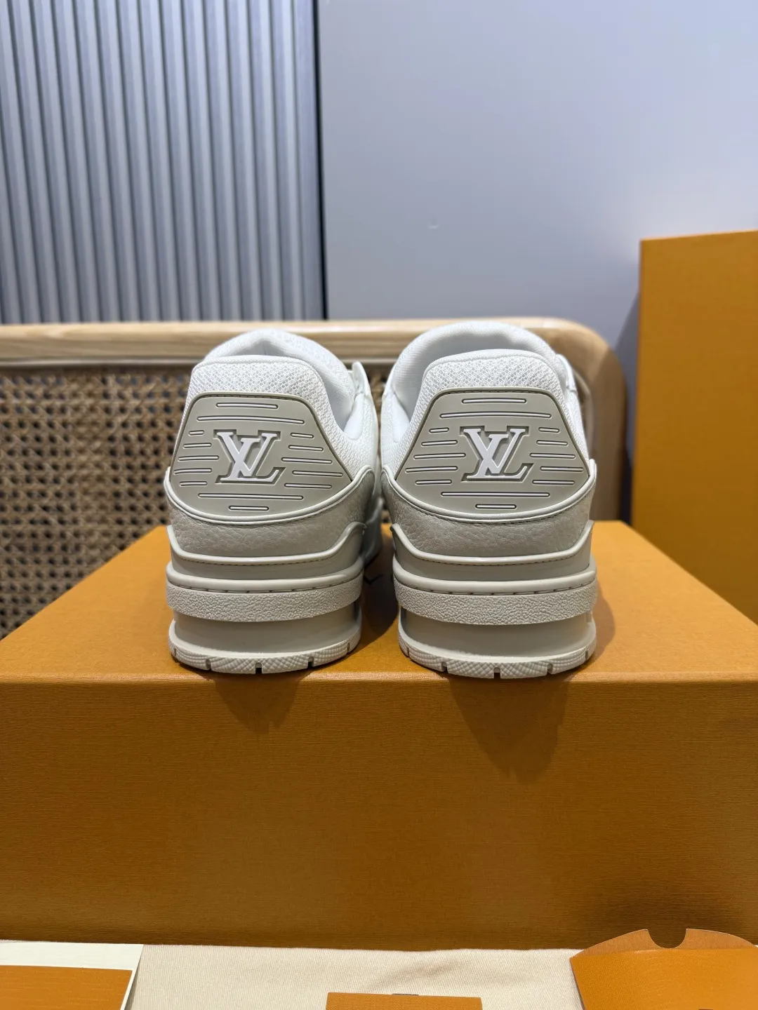 SmartChoice Louis Vuitton Trainer Limited White Beige Replica Sneakers 404