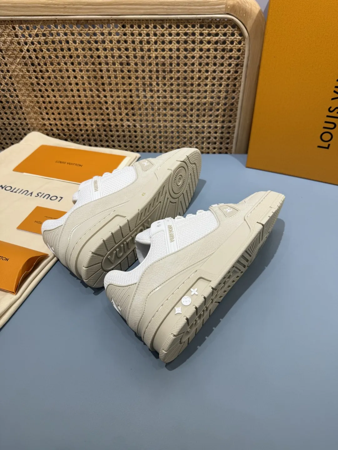 SmartChoice Louis Vuitton Trainer Limited White Beige Replica Sneakers 404