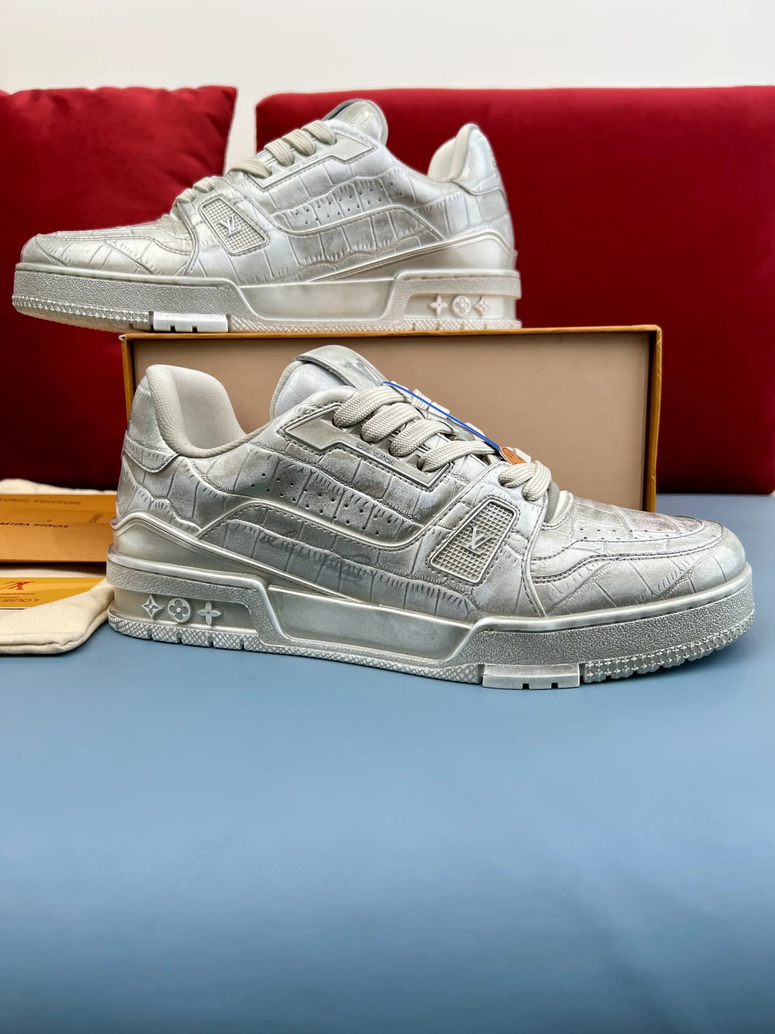 Louis Vuitton Trainer Silver Crocodile Sneakers –  Replica Shoes & Louis Vuitton Fake SmoothTexture 340