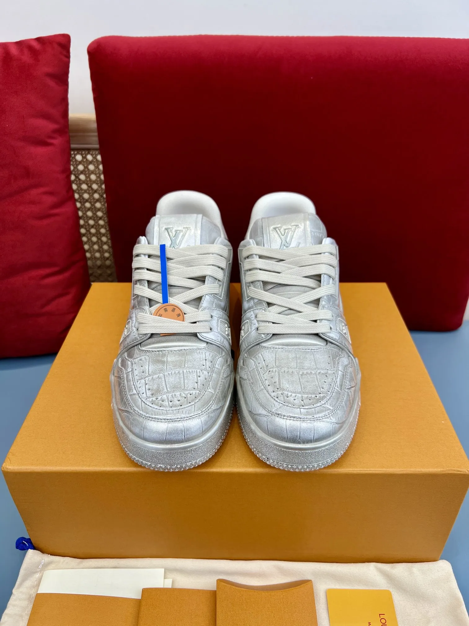 Louis Vuitton Trainer Silver Crocodile Sneakers –  Replica Shoes & Louis Vuitton Fake SmoothTexture 340