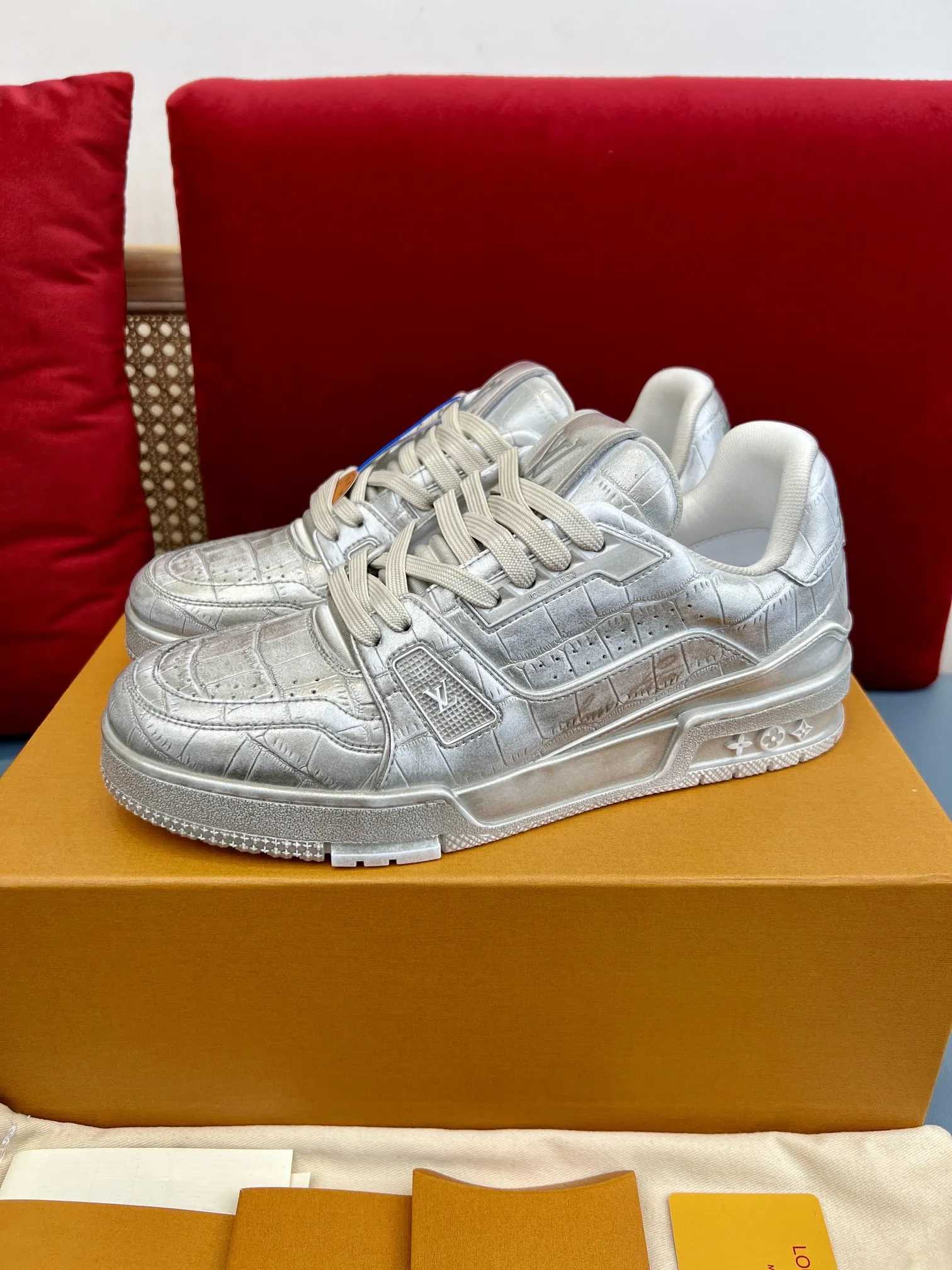 Louis Vuitton Trainer Silver Crocodile Sneakers –  Replica Shoes & Louis Vuitton Fake SmoothTexture 340