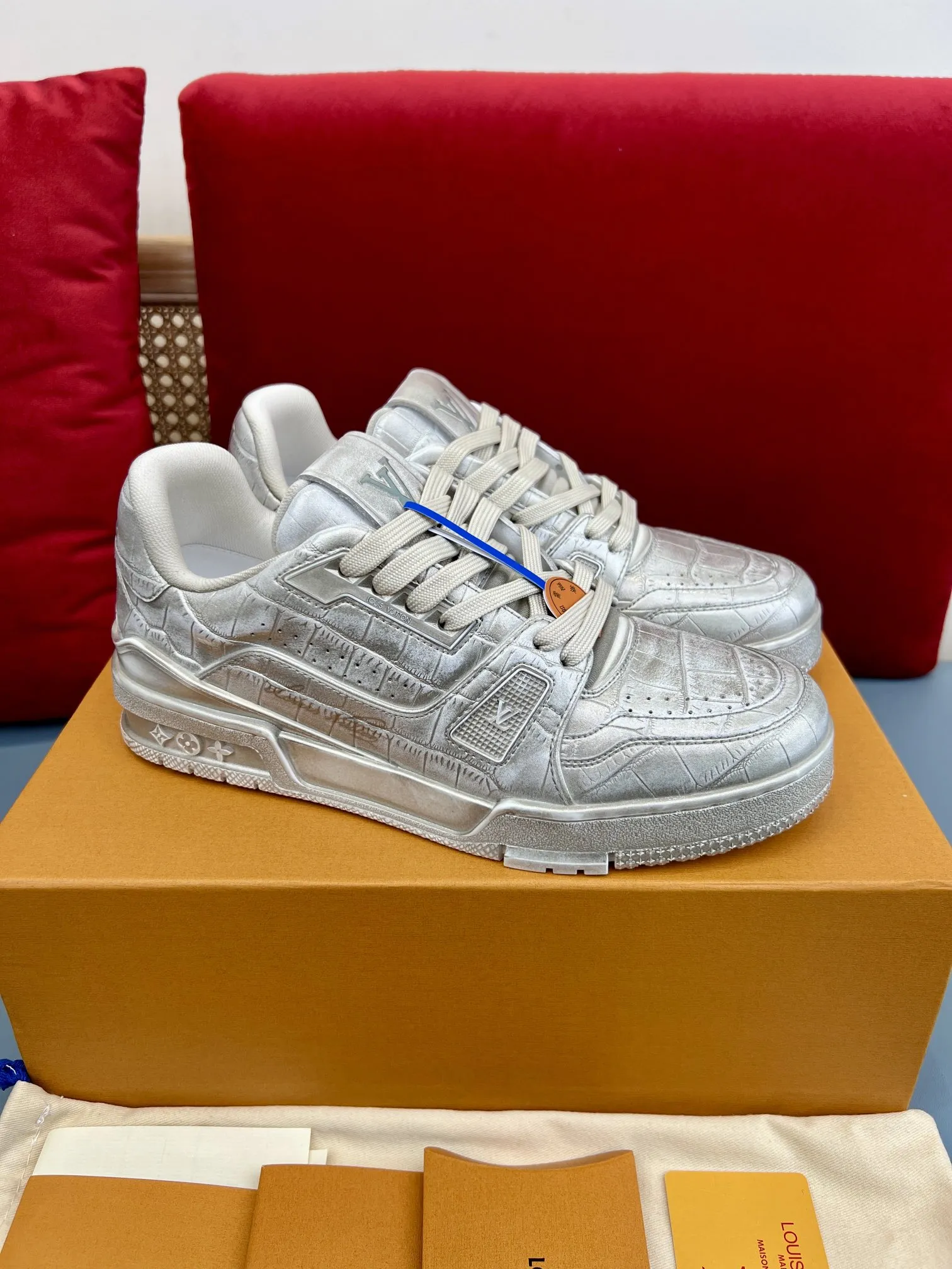 Louis Vuitton Trainer Silver Crocodile Sneakers –  Replica Shoes & Louis Vuitton Fake SmoothTexture 340