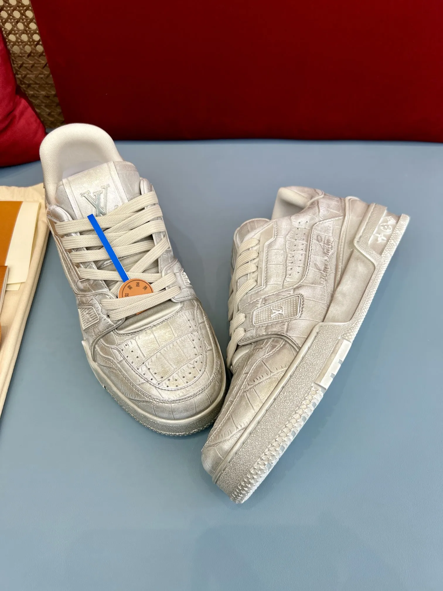Louis Vuitton Trainer Silver Crocodile Sneakers –  Replica Shoes & Louis Vuitton Fake SmoothTexture 340