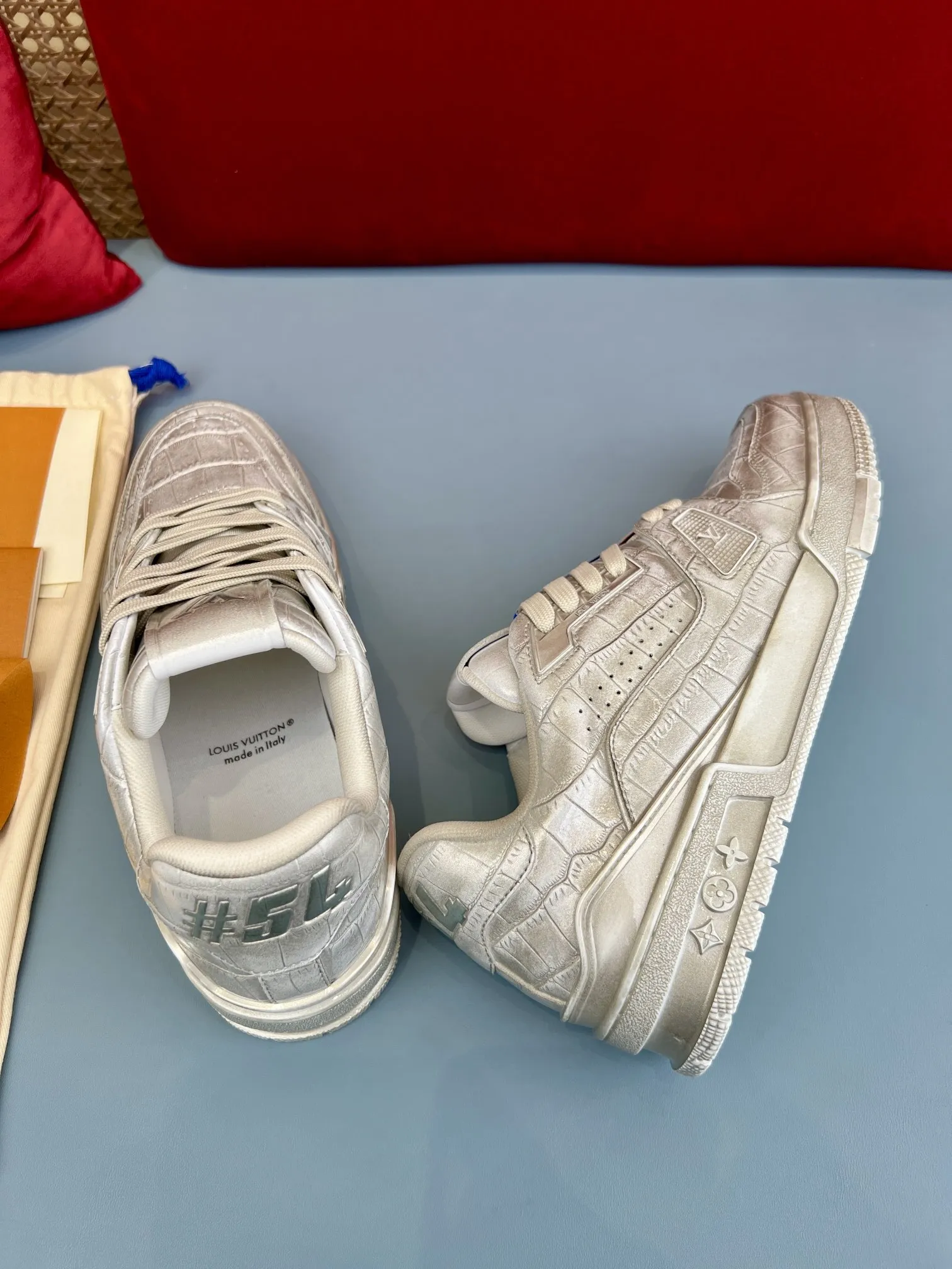 Louis Vuitton Trainer Silver Crocodile Sneakers –  Replica Shoes & Louis Vuitton Fake SmoothTexture 340
