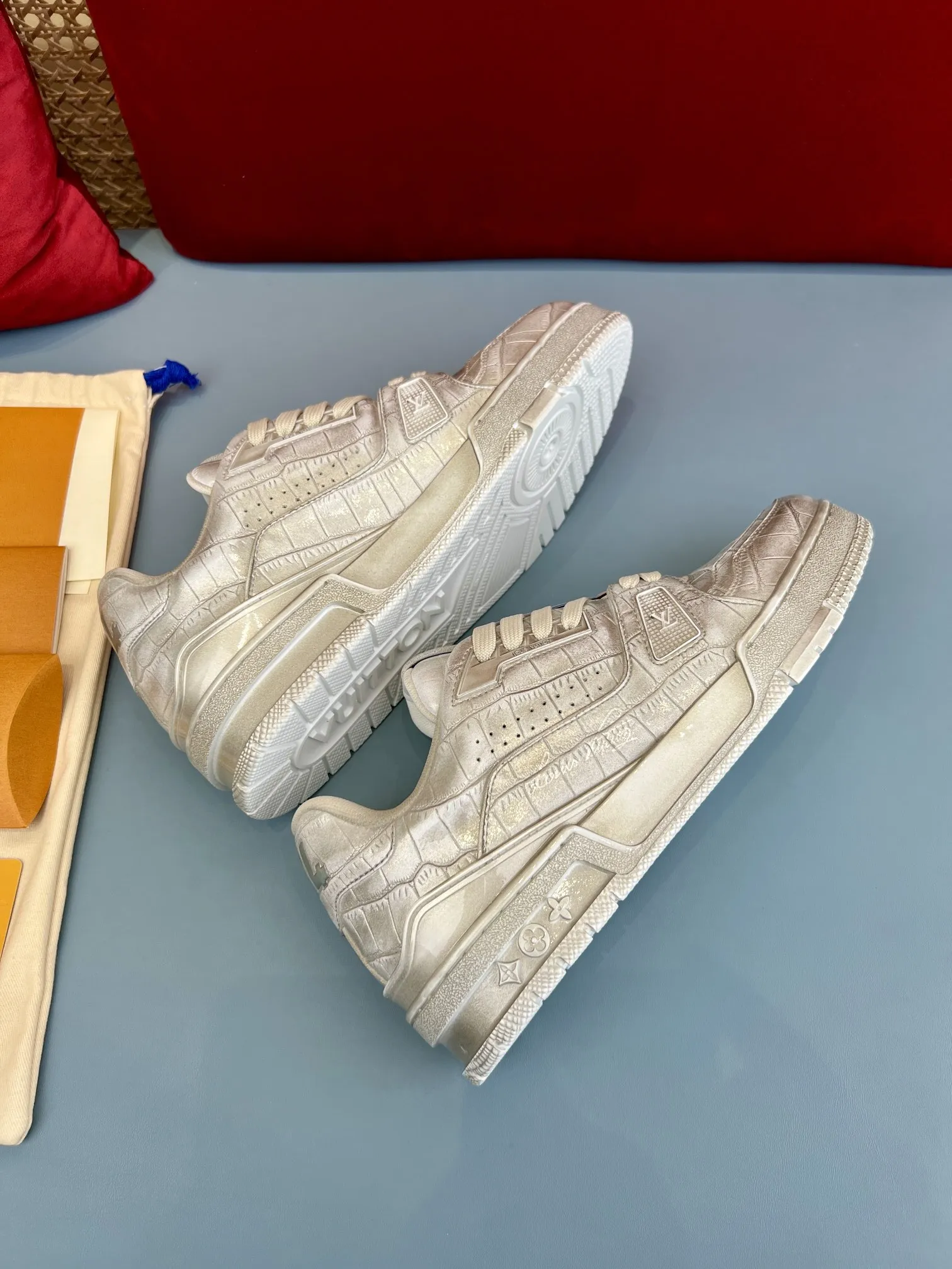 Louis Vuitton Trainer Silver Crocodile Sneakers –  Replica Shoes & Louis Vuitton Fake SmoothTexture 340