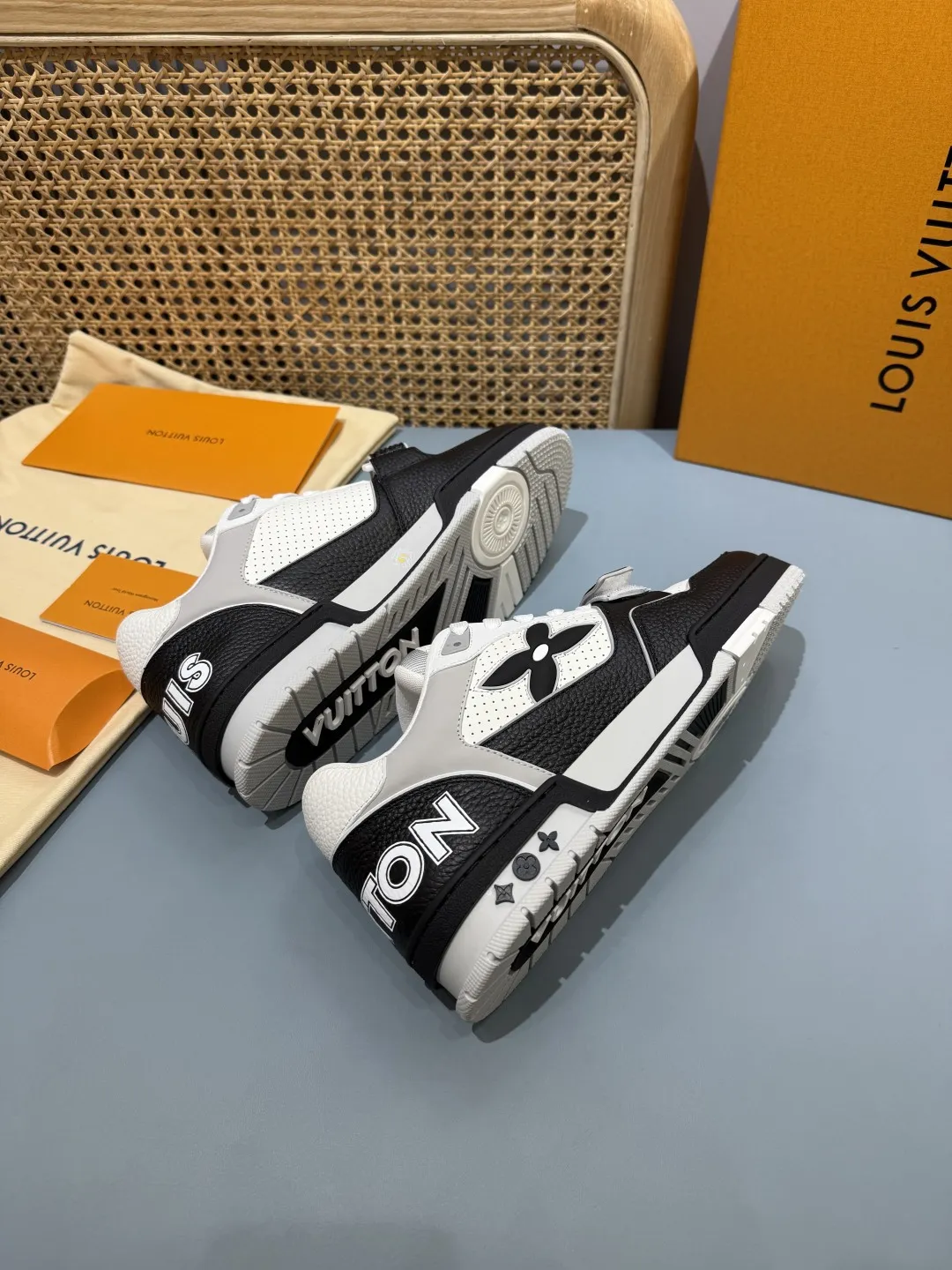 Louis Vuitton Trainer Sneaker Black White – Replica Shoes & Louis Vuitton Fake Collection Sporty 445