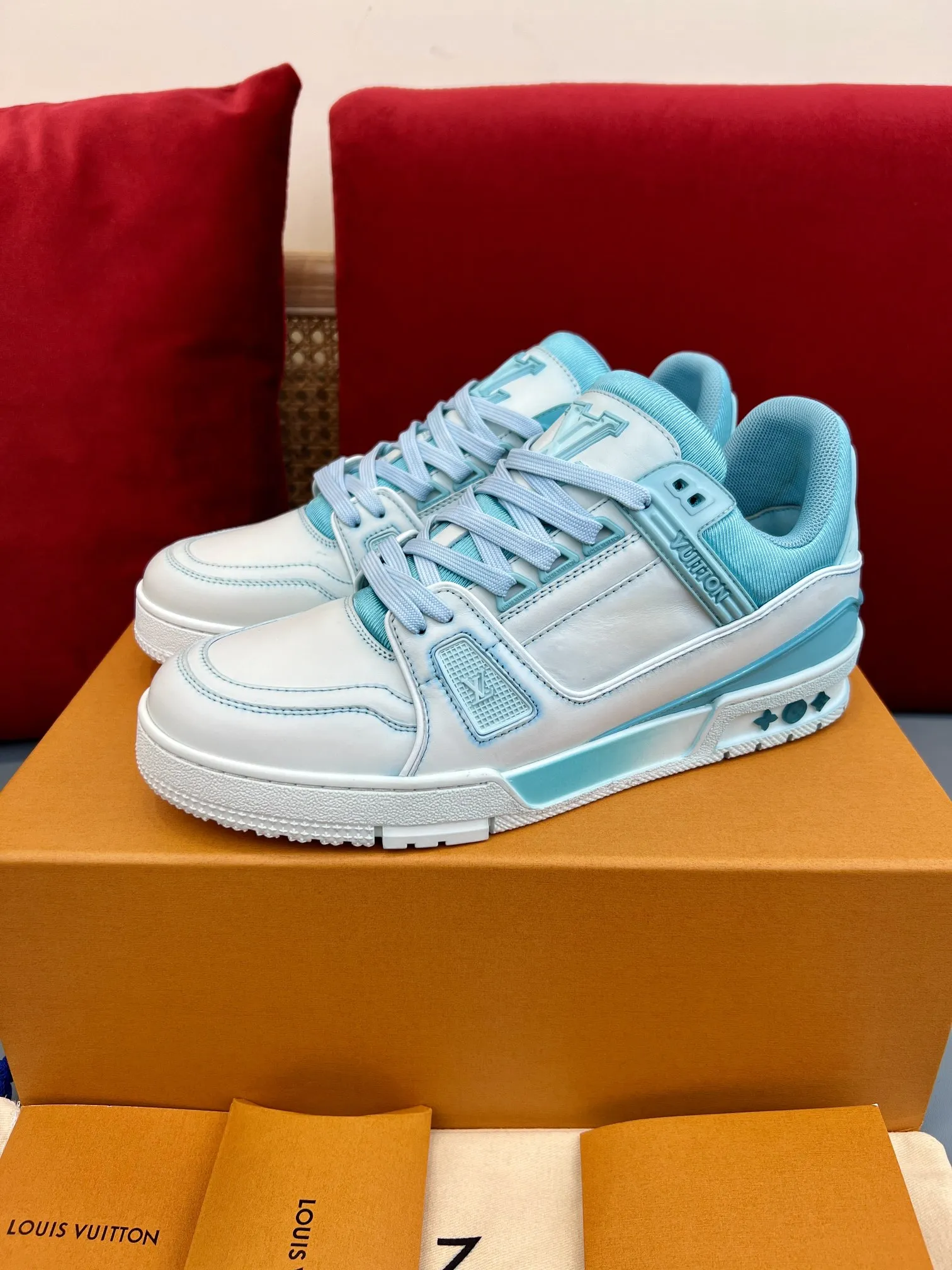 Louis Vuitton Trainer Sneakers Light Blue White – Replica Shoes & Louis Vuitton Fake RelaxedFit 330