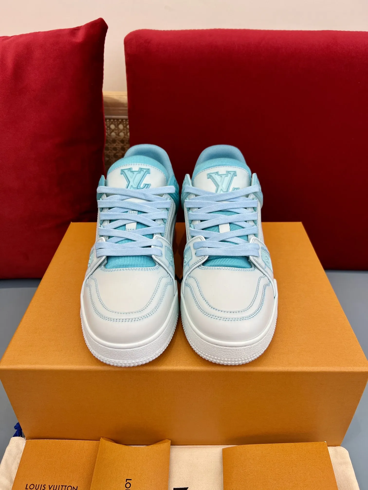 Louis Vuitton Trainer Sneakers Light Blue White – Replica Shoes & Louis Vuitton Fake RelaxedFit 330