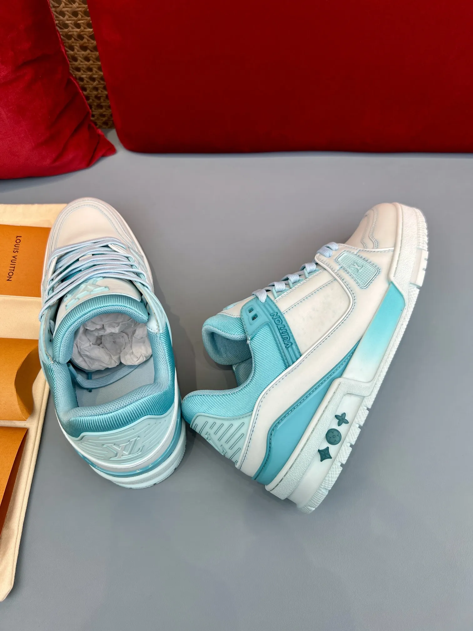 Louis Vuitton Trainer Sneakers Light Blue White – Replica Shoes & Louis Vuitton Fake RelaxedFit 330
