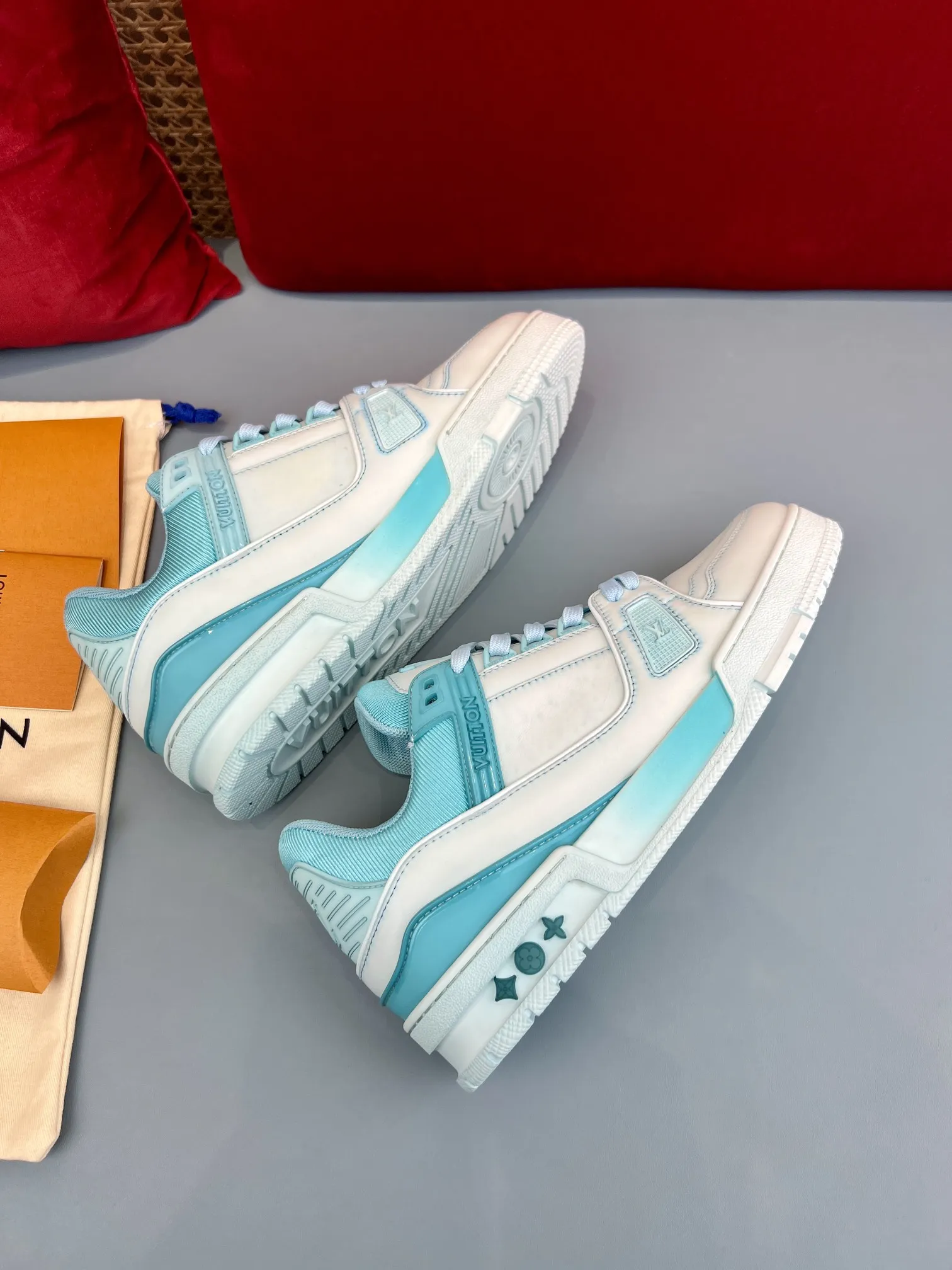 Louis Vuitton Trainer Sneakers Light Blue White – Replica Shoes & Louis Vuitton Fake RelaxedFit 330