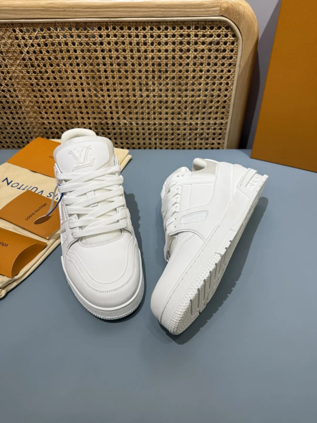 Durable Louis Vuitton Trainer White  Rep Shoes with Replica Design 392