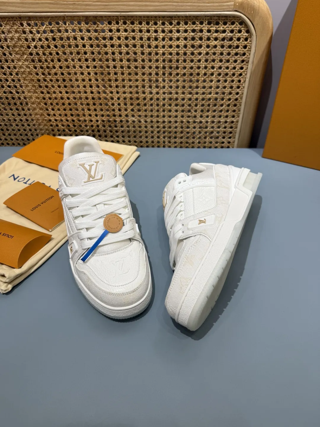 Minimalist Louis Vuitton Trainer White  Sneakers – Replica Shoes & Louis Vuitton Replica 394