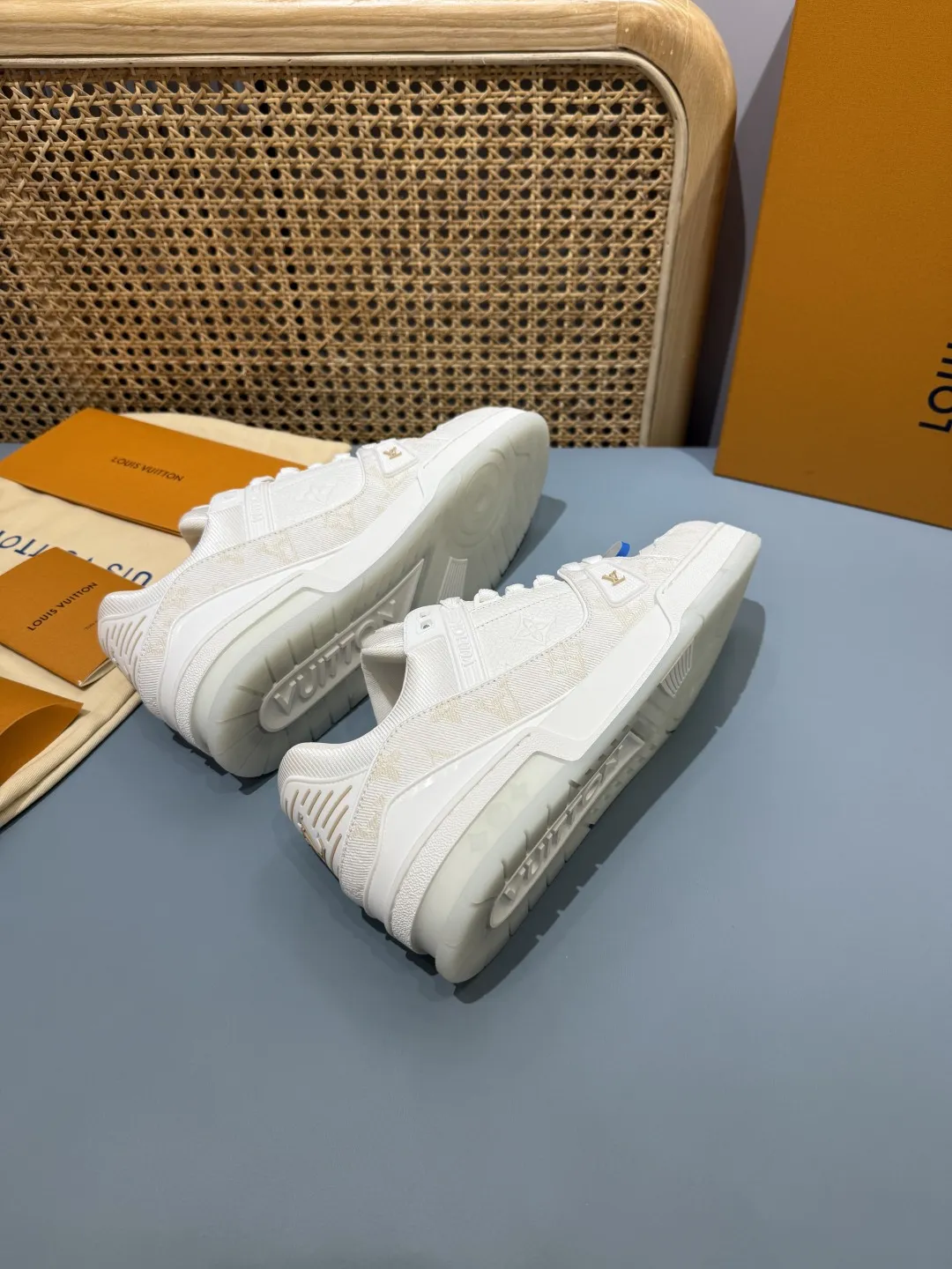 Minimalist Louis Vuitton Trainer White  Sneakers – Replica Shoes & Louis Vuitton Replica 394