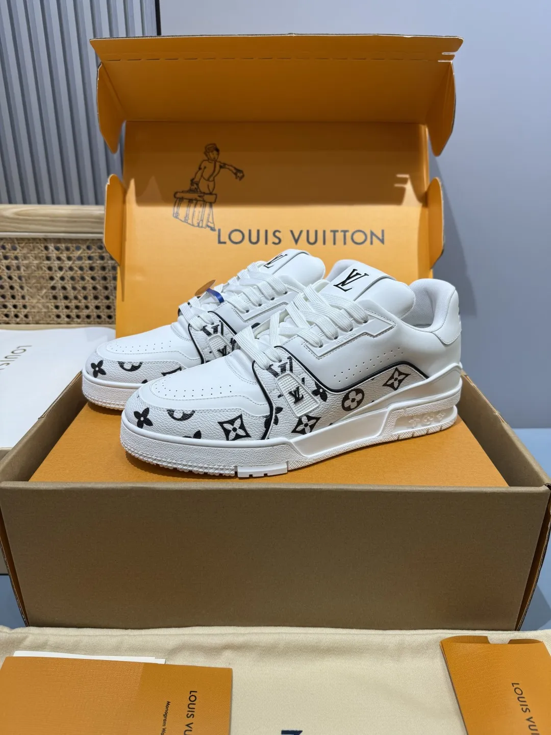 Louis Vuitton Trainer White Monogram Replica Shoes with Fake LV Design FlexibleFit 435