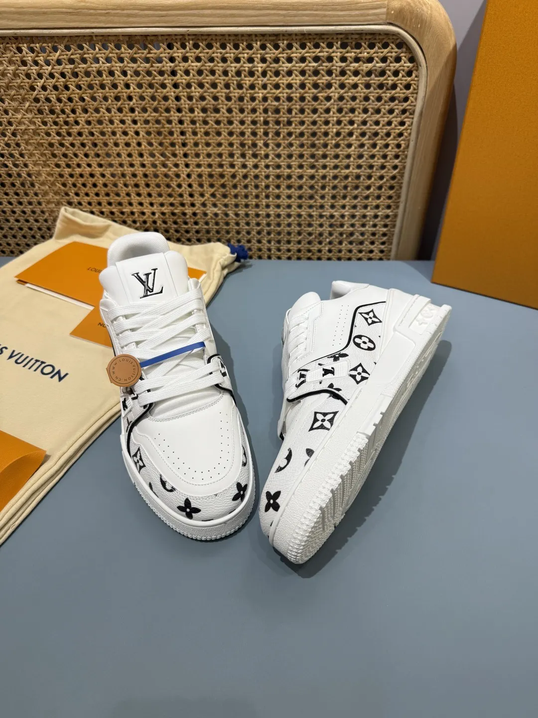 Louis Vuitton Trainer White Monogram Replica Shoes with Fake LV Design FlexibleFit 435