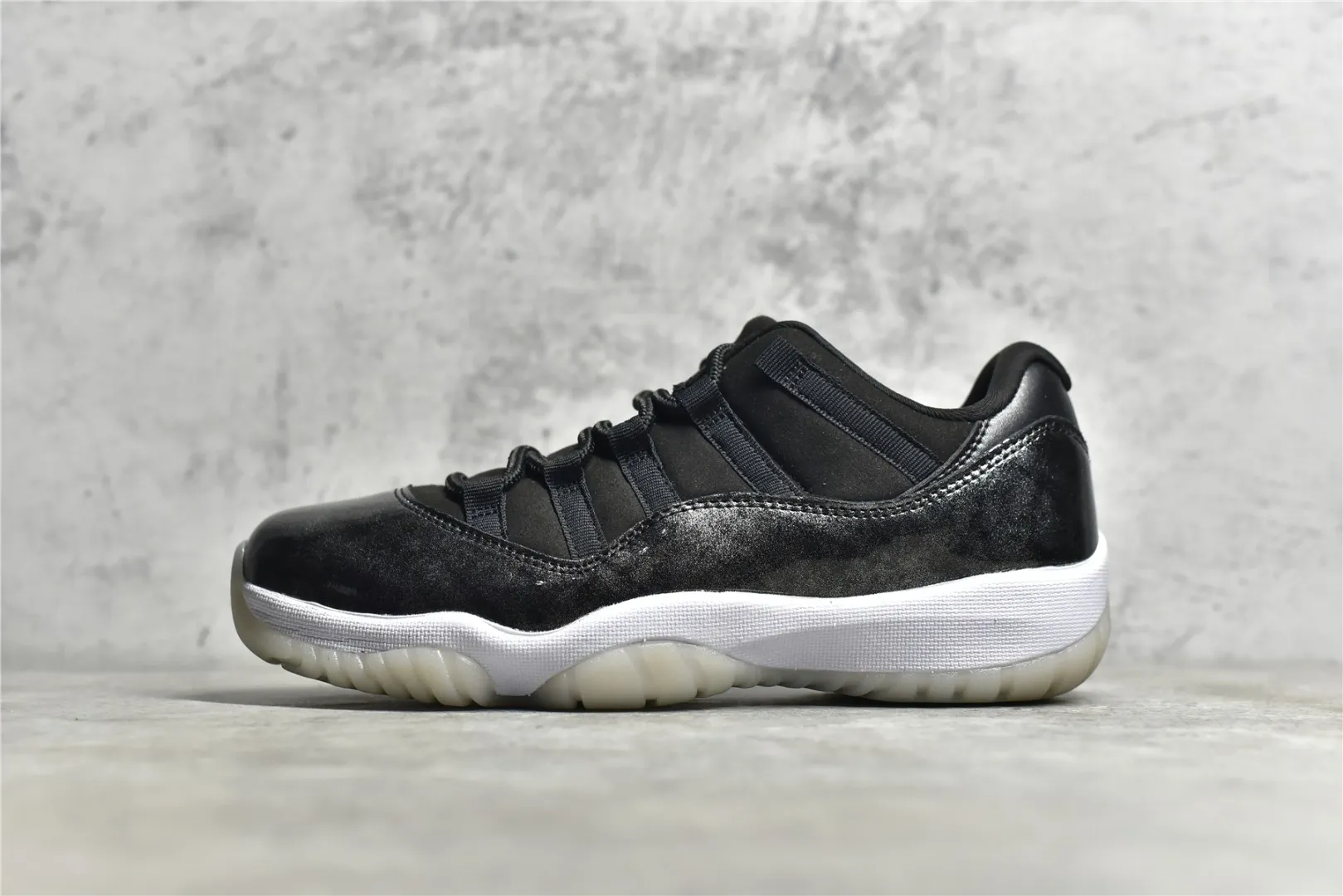 Nike Air Jordan 11 Low ‘Black White’ – Authentic Carbon Fiber Edition with High Quality Replica Design Chic 1097