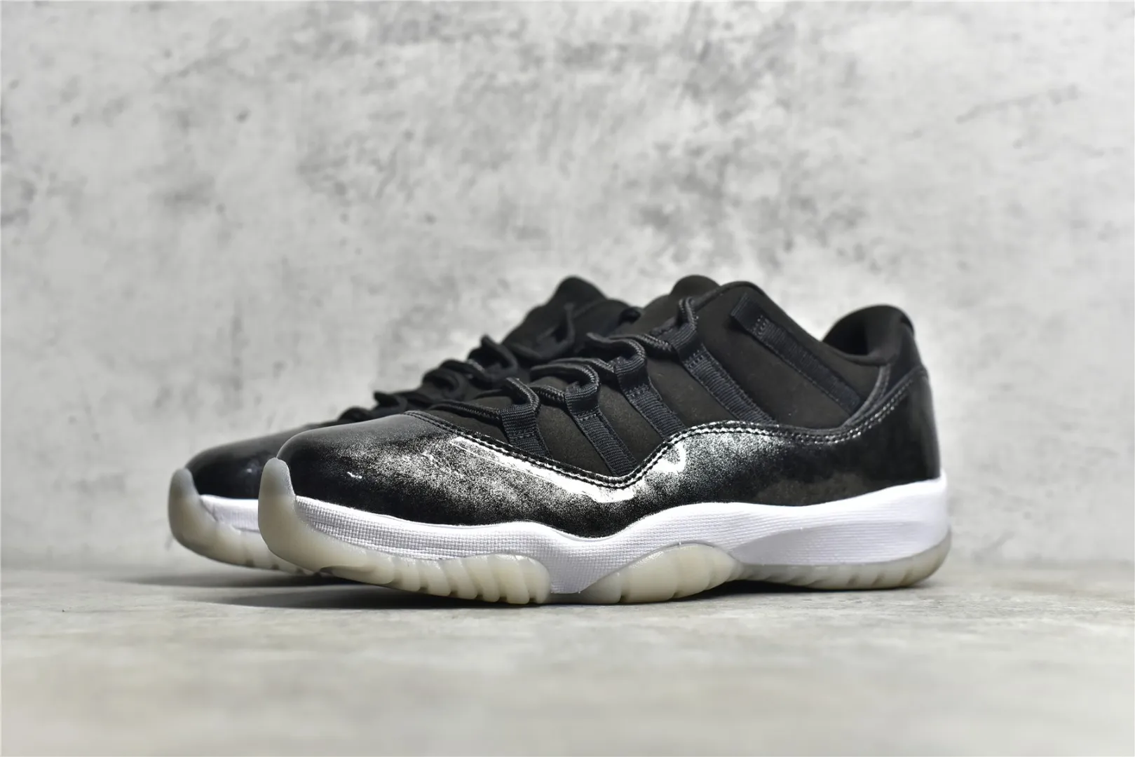Nike Air Jordan 11 Low ‘Black White’ – Authentic Carbon Fiber Edition with High Quality Replica Design Chic 1097
