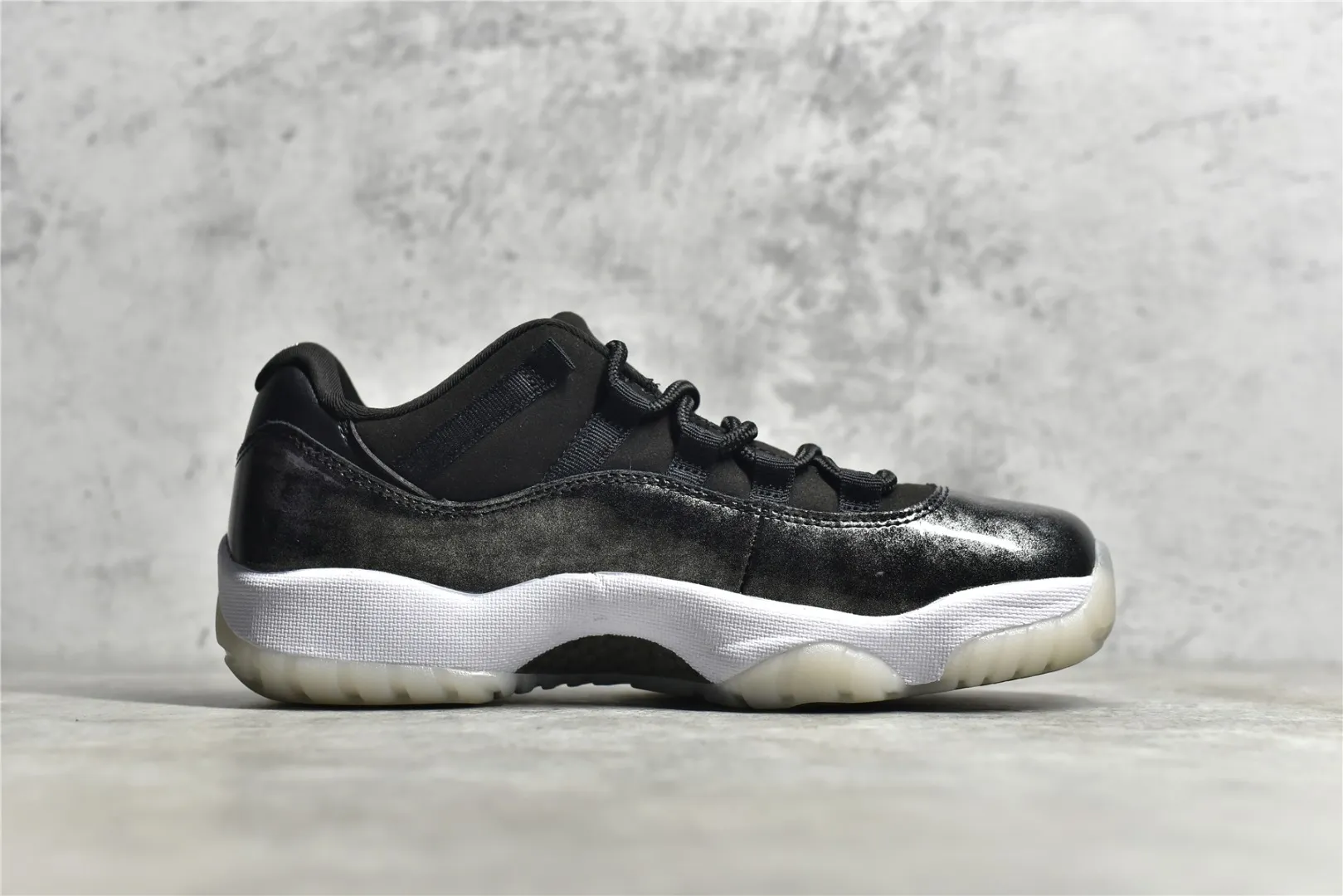 Nike Air Jordan 11 Low ‘Black White’ – Authentic Carbon Fiber Edition with High Quality Replica Design Chic 1097