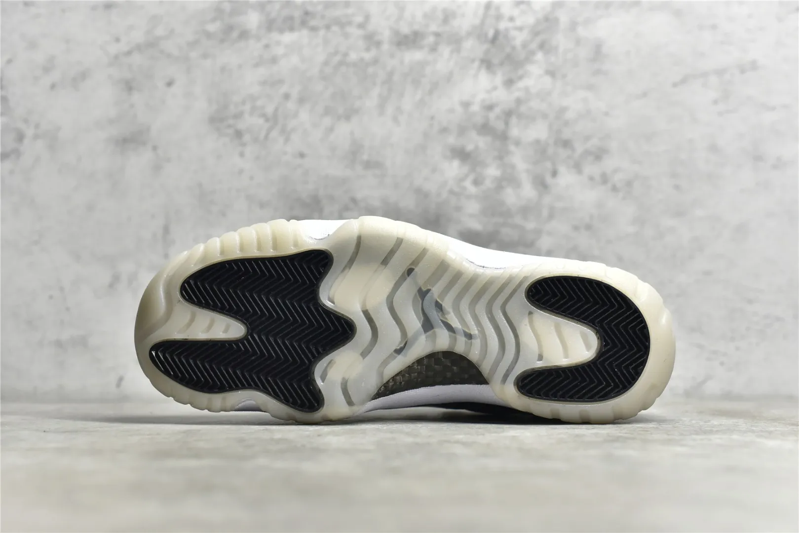 Nike Air Jordan 11 Low ‘Black White’ – Authentic Carbon Fiber Edition with High Quality Replica Design Chic 1097