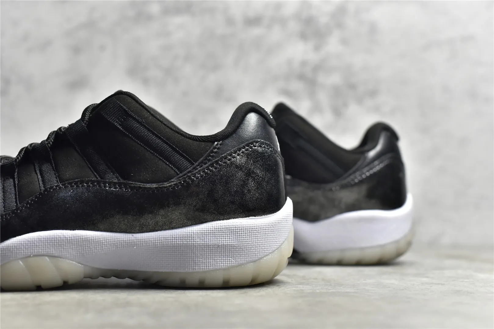 Nike Air Jordan 11 Low ‘Black White’ – Authentic Carbon Fiber Edition with High Quality Replica Design Chic 1097