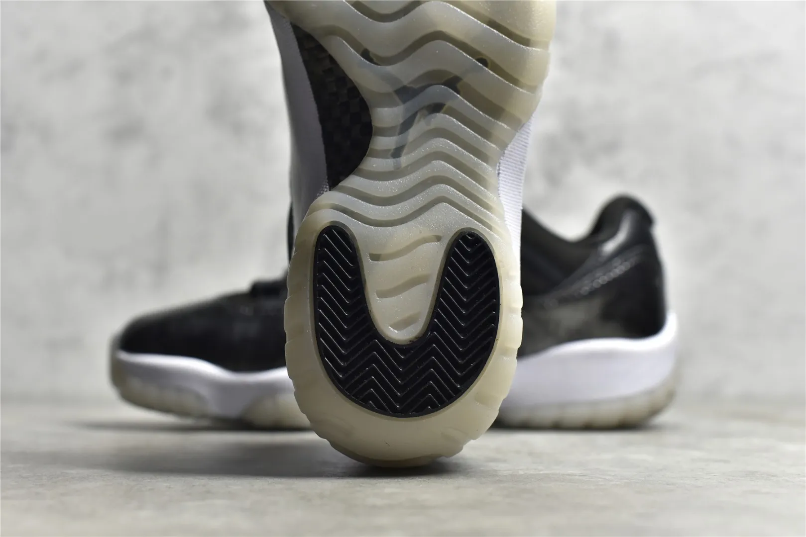 Nike Air Jordan 11 Low ‘Black White’ – Authentic Carbon Fiber Edition with High Quality Replica Design Chic 1097