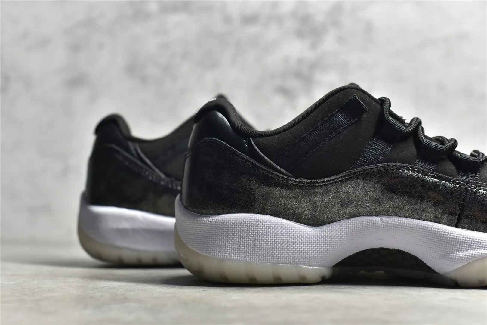 Nike Air Jordan 11 Low ‘Black White’ – Authentic Carbon Fiber Edition with High Quality Replica Design Chic 1097