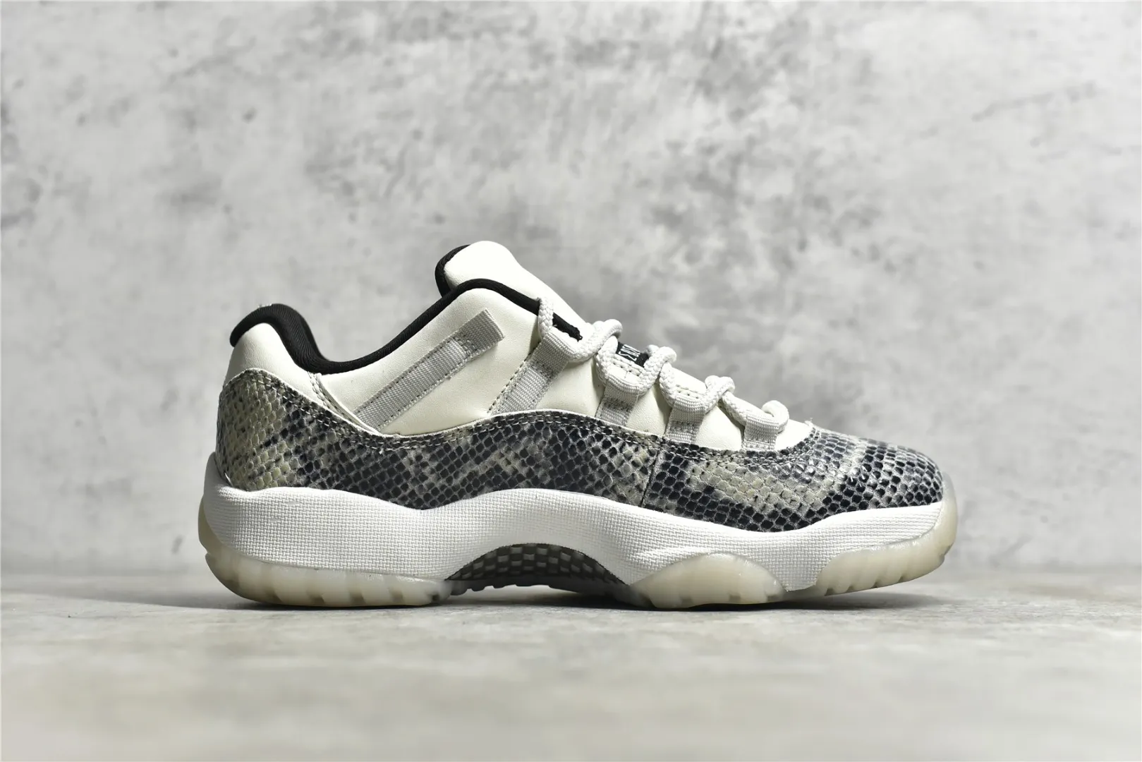 Nike Air Jordan 11 Low ‘Snakeskin’ – White Black – Authentic Carbon Fiber Edition with High Quality Replica Design Unisex 1095