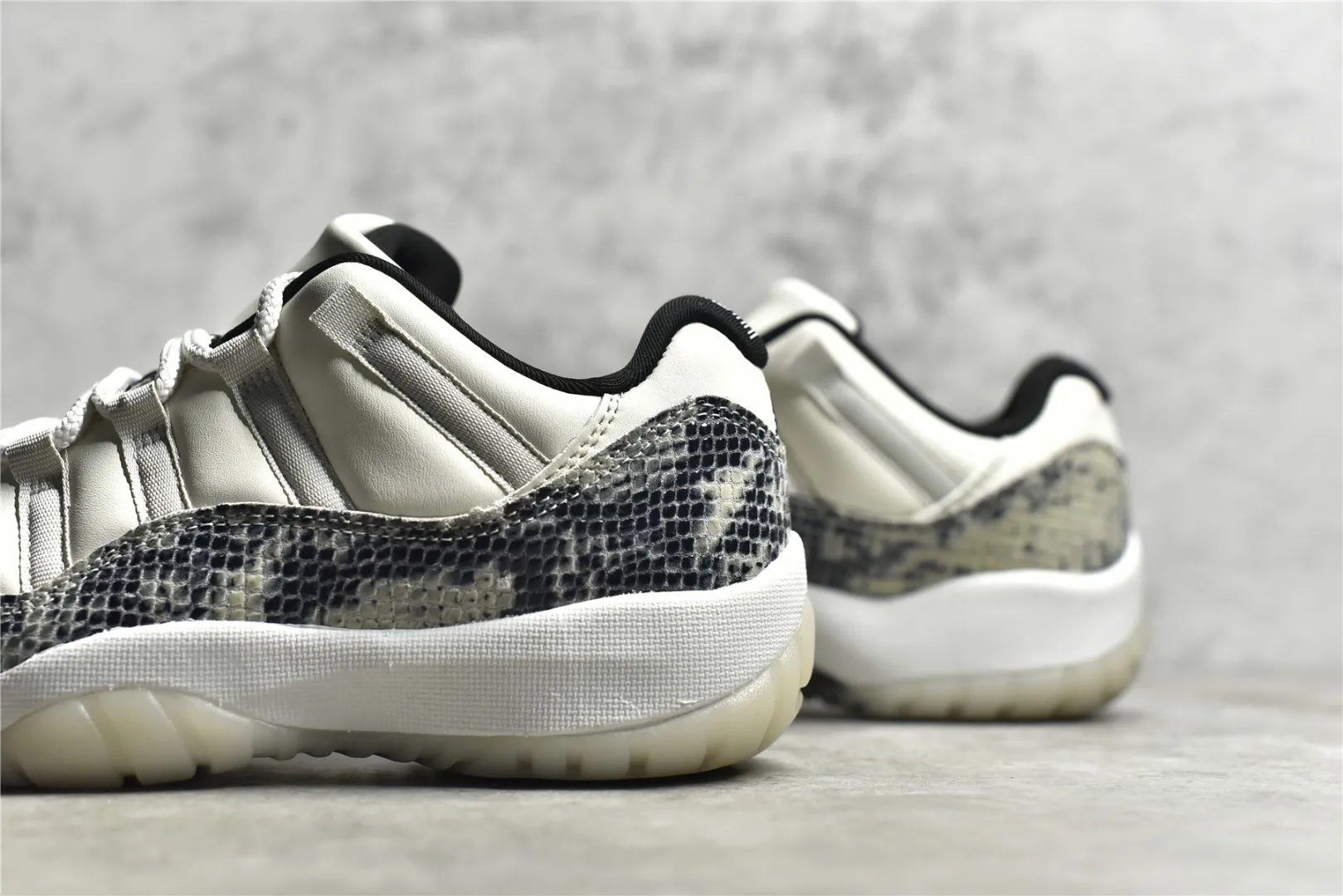 Nike Air Jordan 11 Low ‘Snakeskin’ – White Black – Authentic Carbon Fiber Edition with High Quality Replica Design Unisex 1095