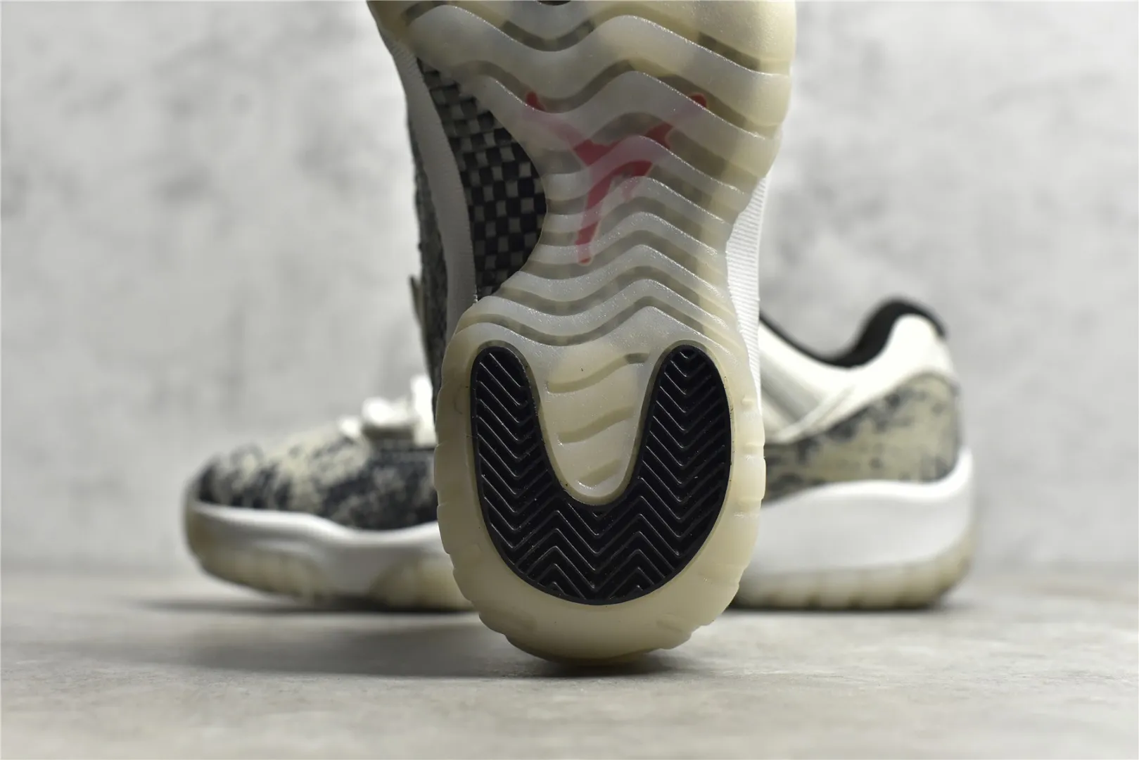 Nike Air Jordan 11 Low ‘Snakeskin’ – White Black – Authentic Carbon Fiber Edition with High Quality Replica Design Unisex 1095