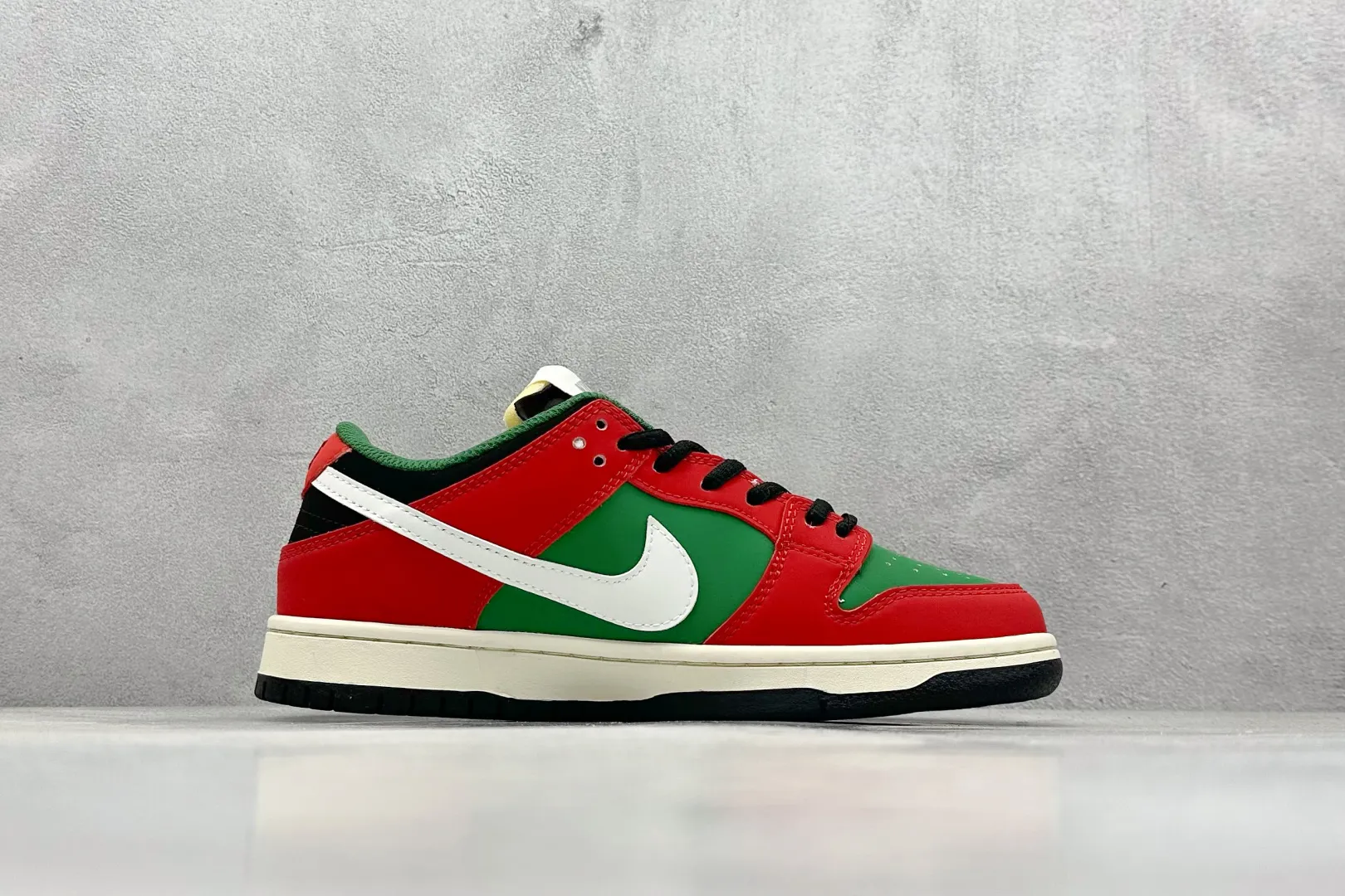 Lightweight Nike Dunk Low Retro Green Red Skate Shoes – Replica Nikes & Fake Nike Shoes 1581