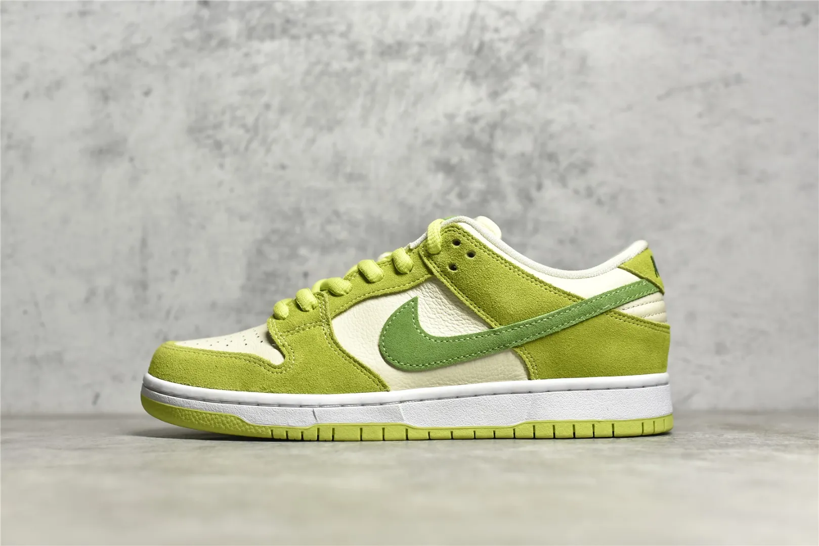 Nike Dunk Low SG Green Apple Replica Nikes Sneakers Neat 1605