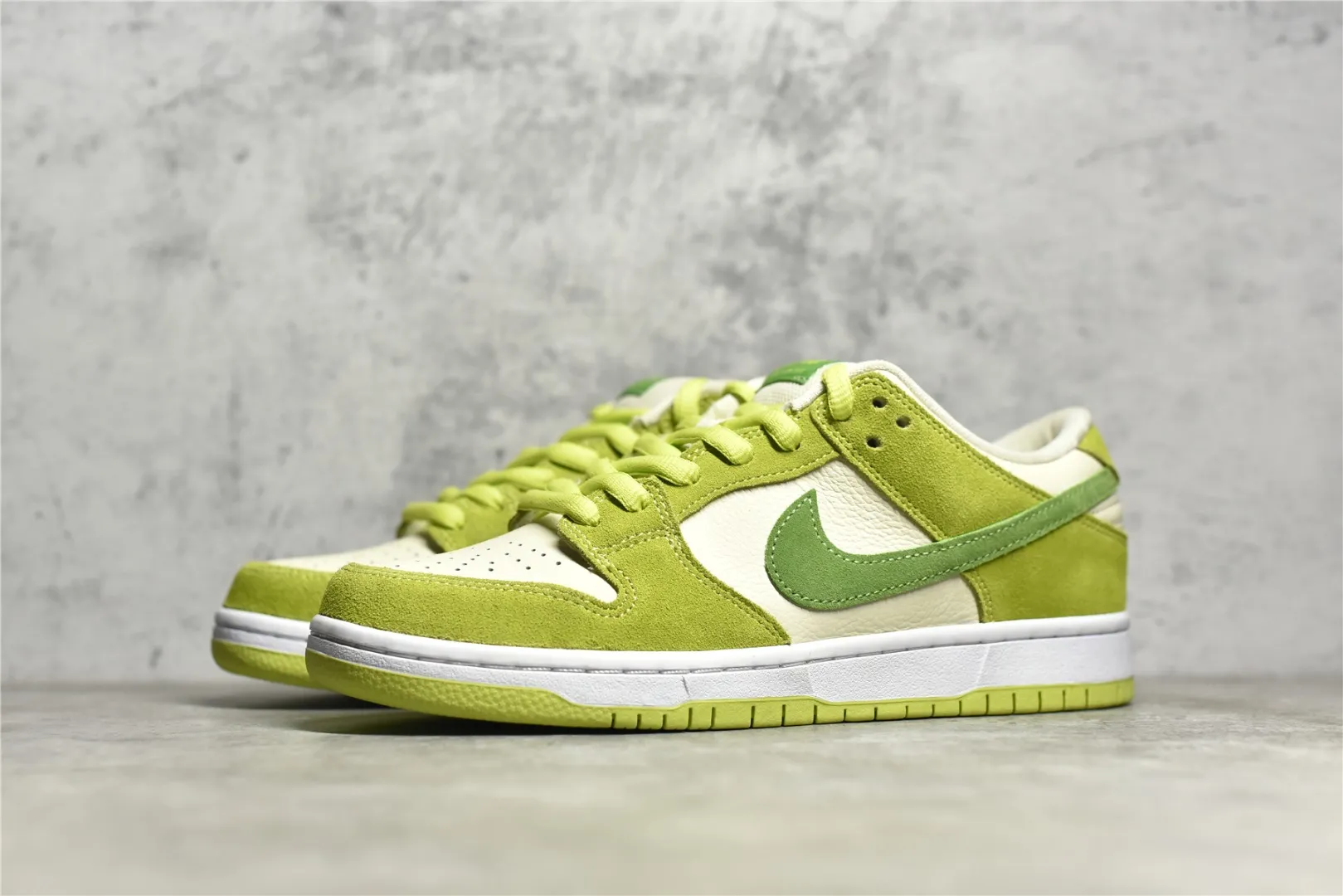 Nike Dunk Low SG Green Apple Replica Nikes Sneakers Neat 1605