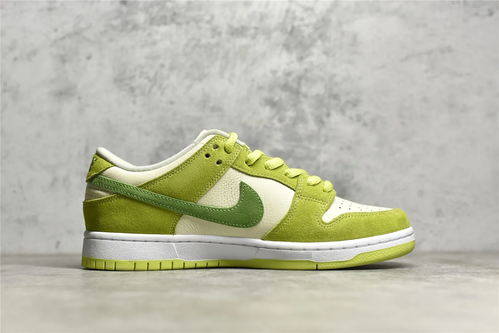 Nike Dunk Low SG Green Apple Replica Nikes Sneakers Neat 1605
