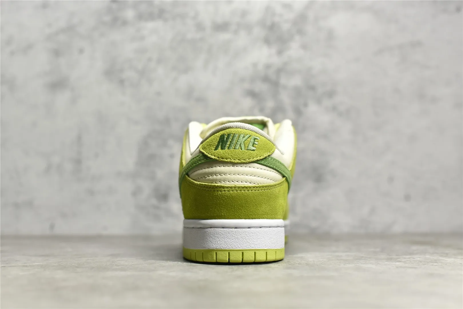 Nike Dunk Low SG Green Apple Replica Nikes Sneakers Neat 1605
