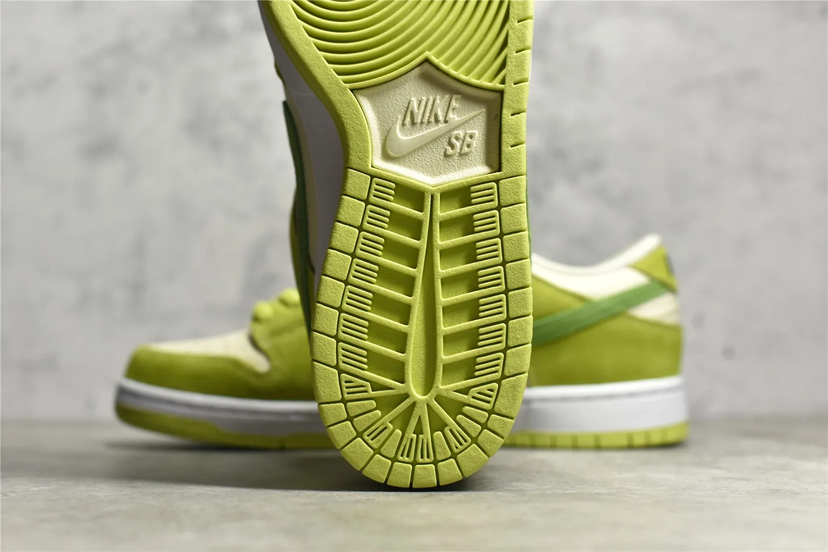 Nike Dunk Low SG Green Apple Replica Nikes Sneakers Neat 1605