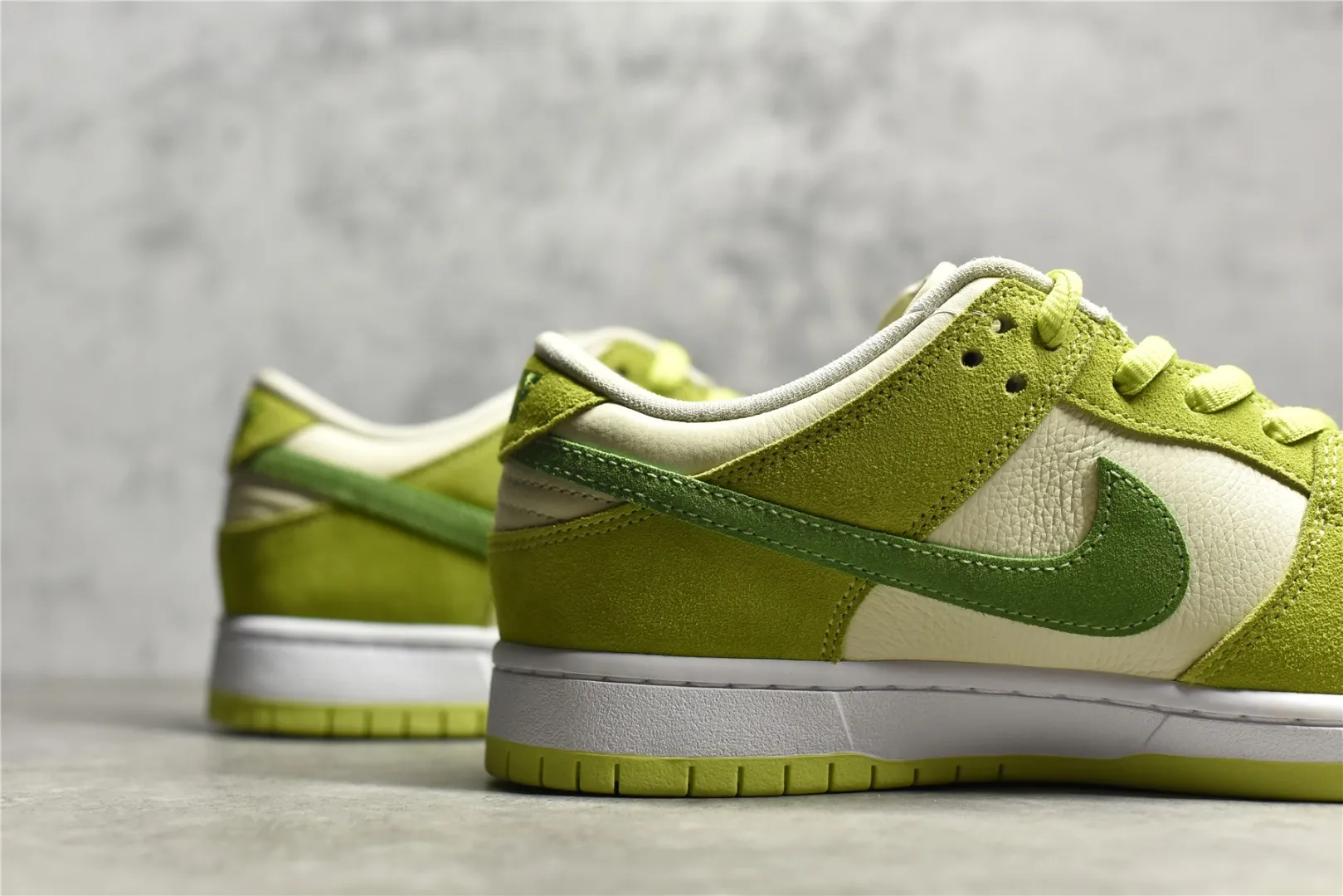 Nike Dunk Low SG Green Apple Replica Nikes Sneakers Neat 1605