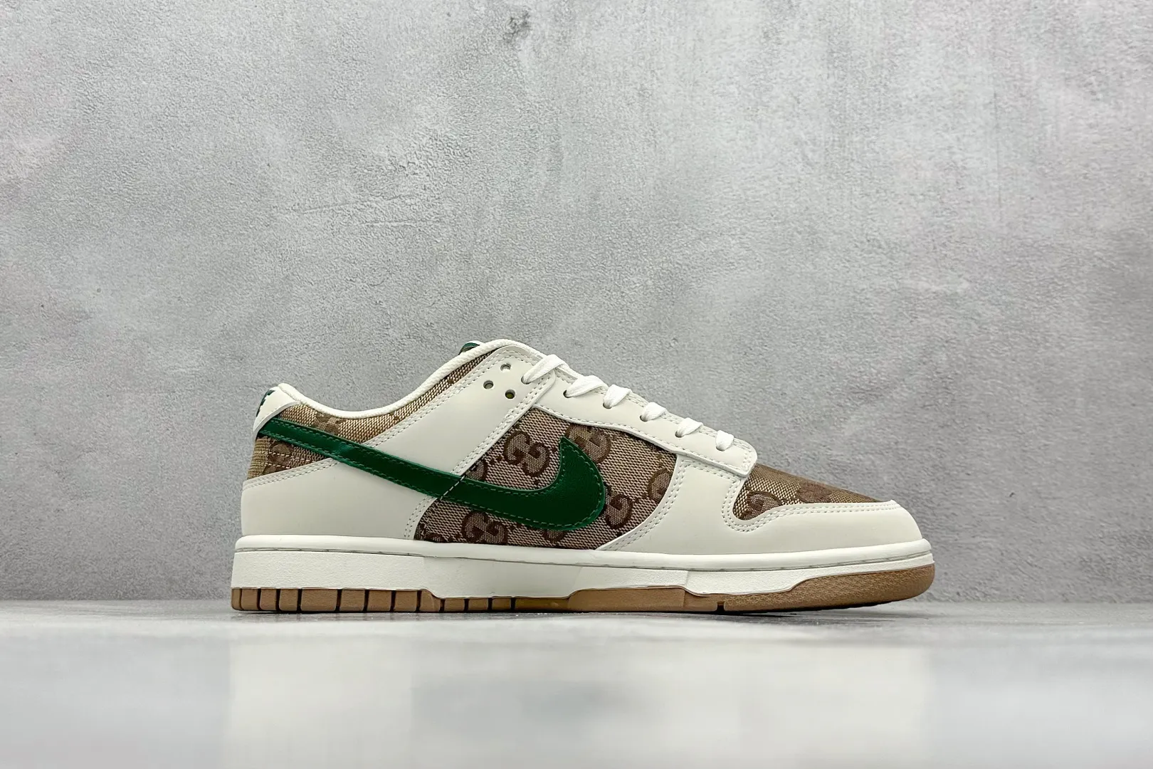 EyeCatching Nike SB Dunk Low Gucci Beige Green Canvas Rep Shoes Replica Nikes 1633