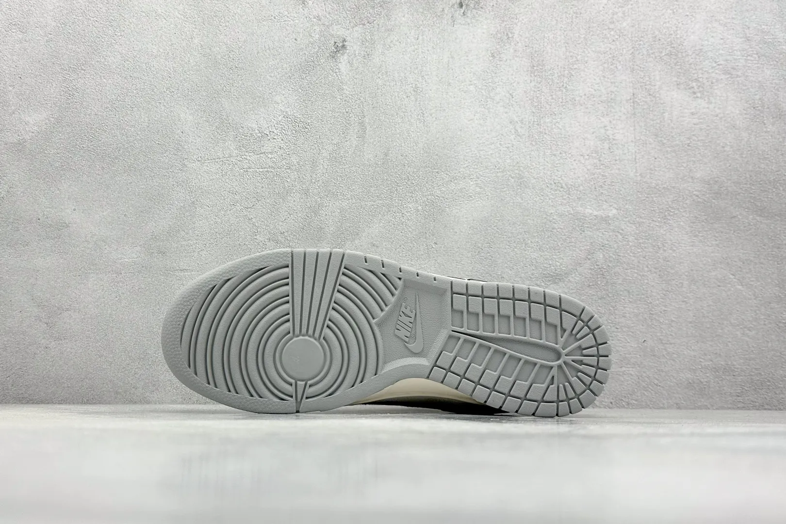 UrbanChic Nike SB Dunk Low Gucci Grey Swoosh –  Rep Shoes & Replica Nikes 1643
