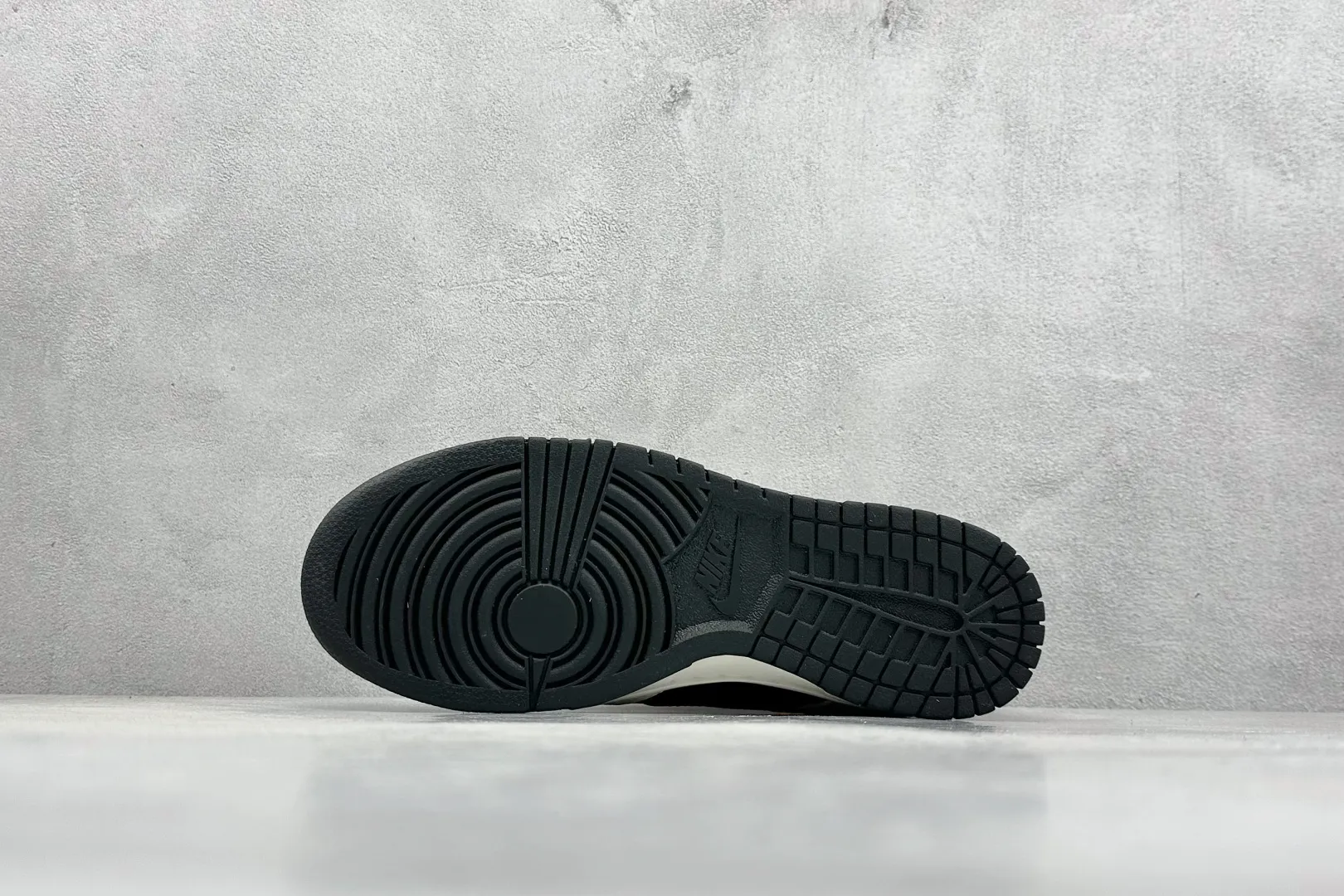 UrbanChic Nike SB Dunk Low Lightning White Black –  Rep Shoes & Replica Nikes 1649
