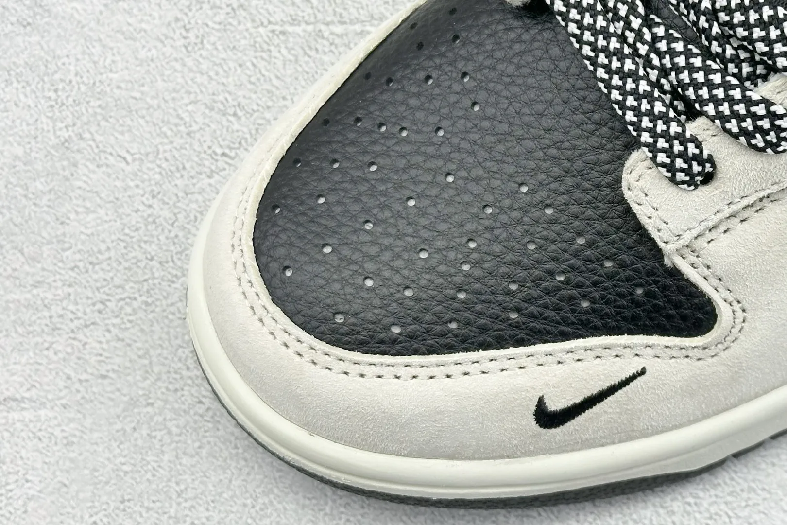 UrbanChic Nike SB Dunk Low Lightning White Black –  Rep Shoes & Replica Nikes 1649