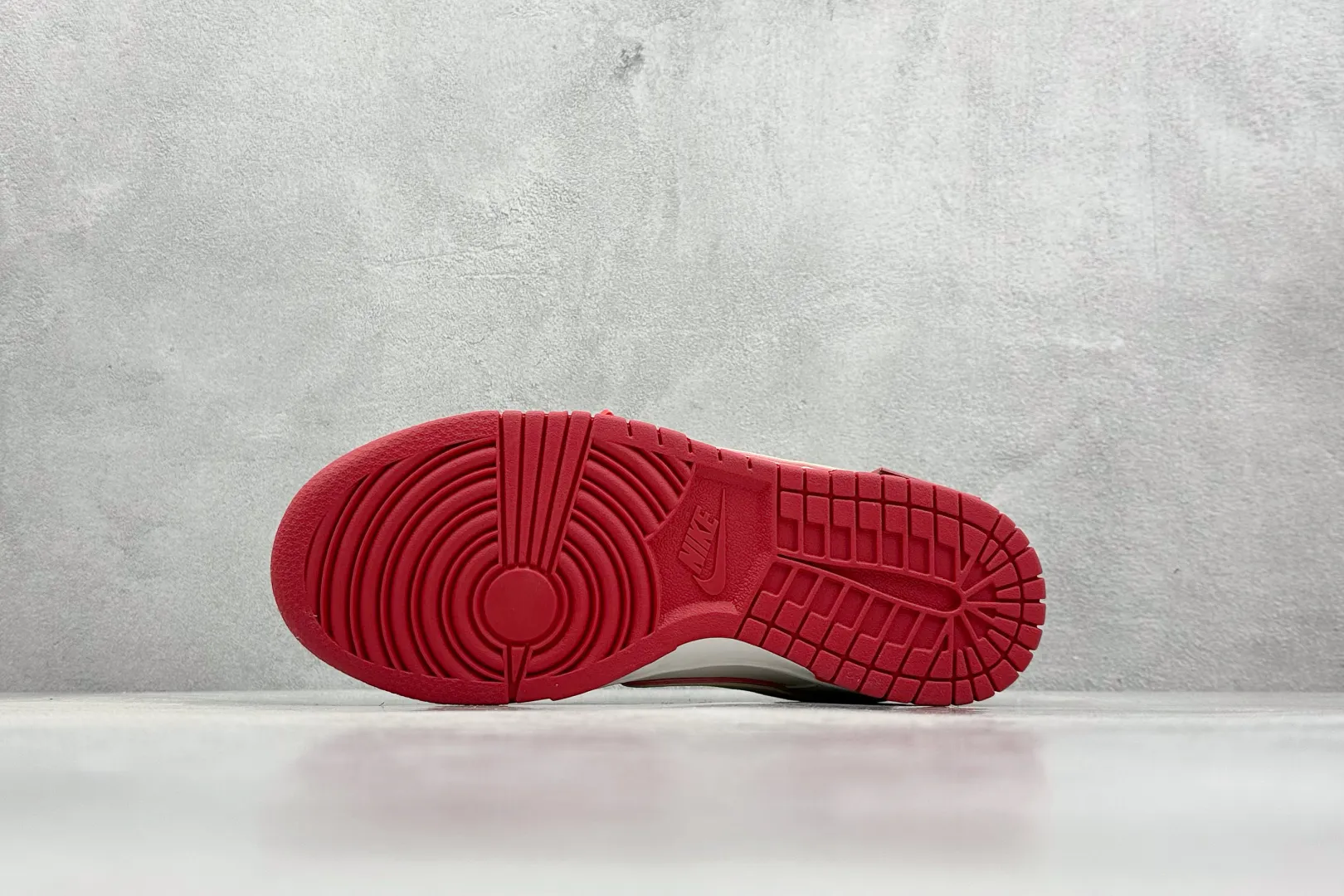 Nike SB Dunk Low Supreme Beige Red –  Rep Shoes & Replica Nikes Timeless 1624
